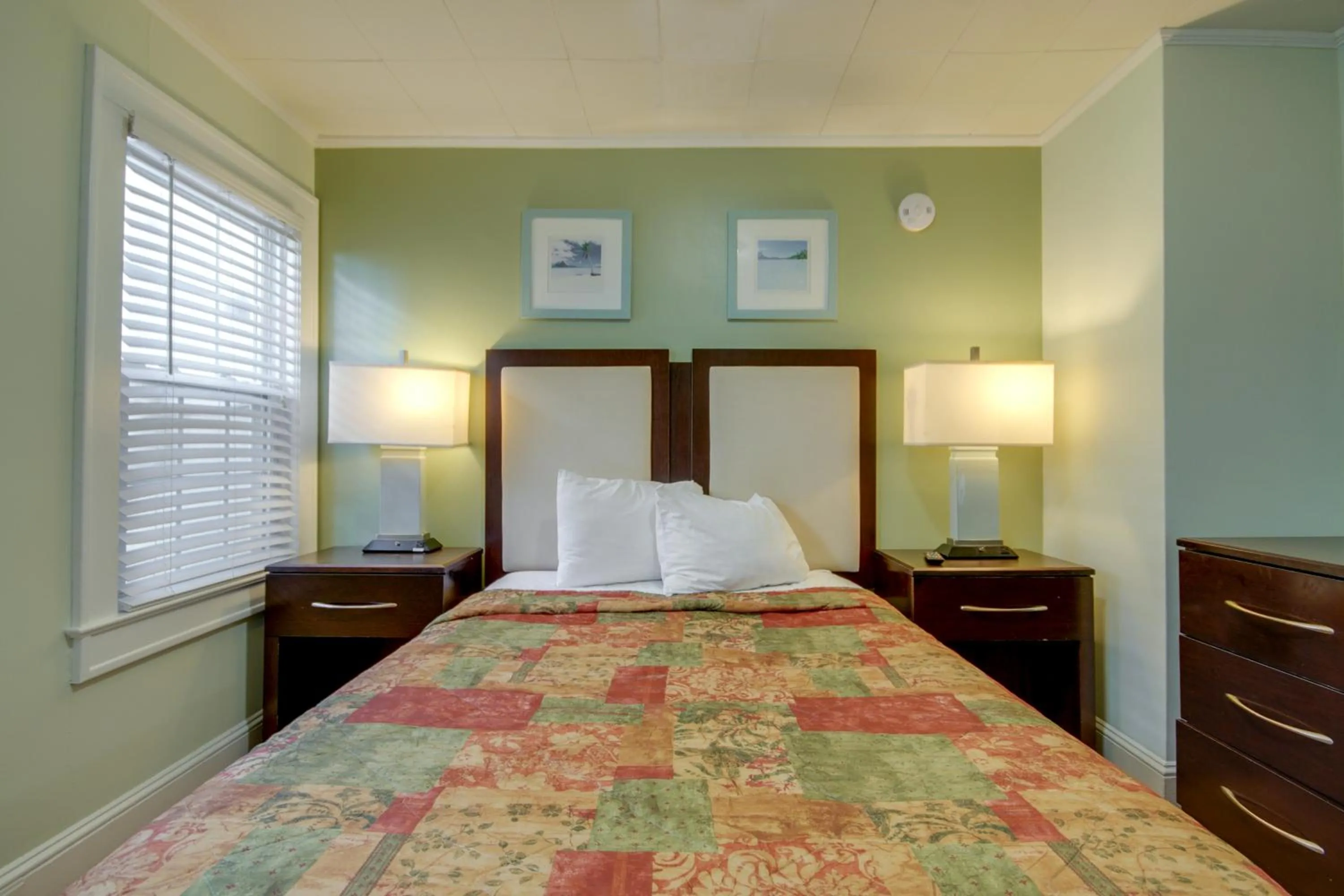 Bedroom, Bed in Ocean Lodge Hotel South