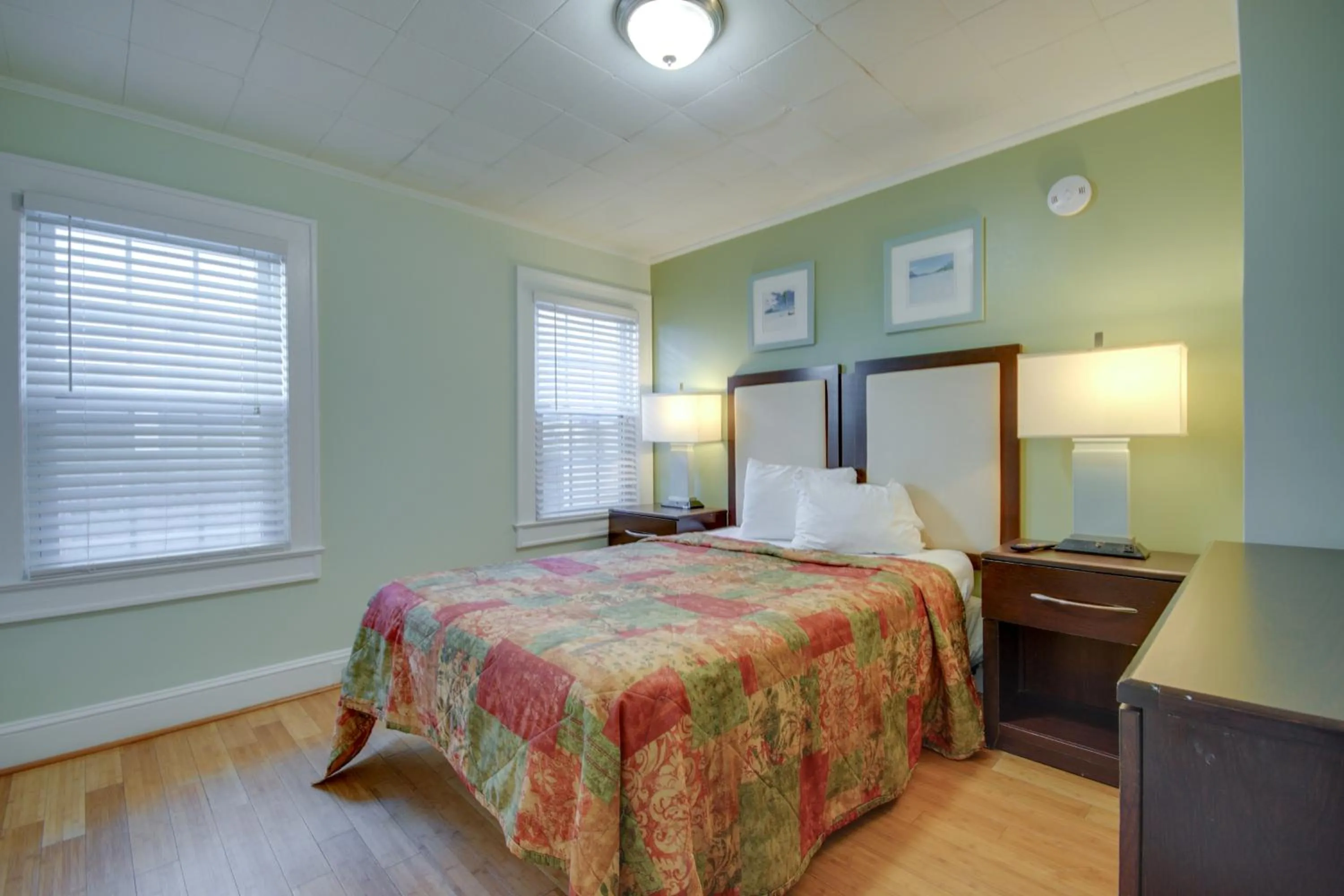 Bedroom, Bed in Ocean Lodge Hotel South