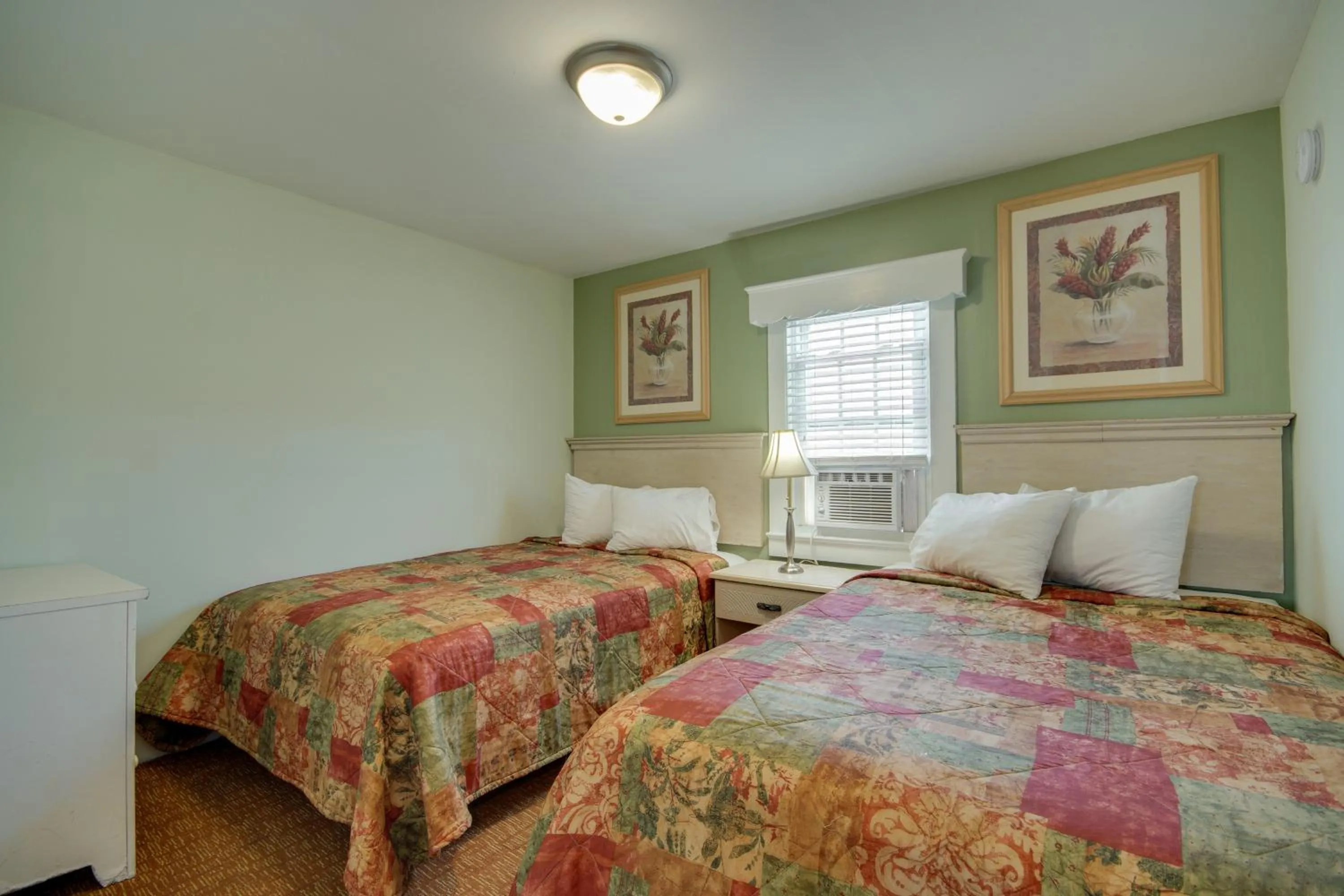 Bedroom, Bed in Ocean Lodge Hotel South