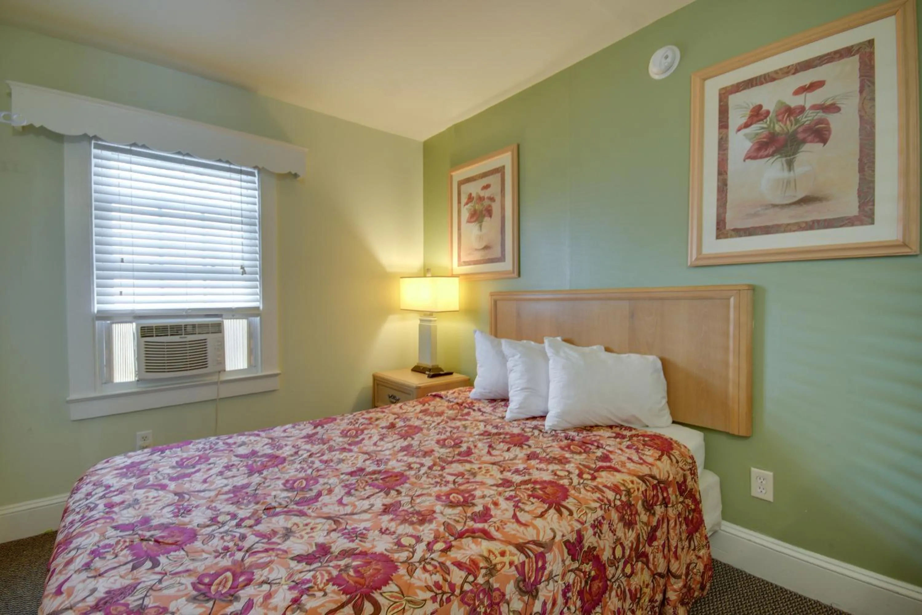 Bed in Ocean Lodge Hotel South