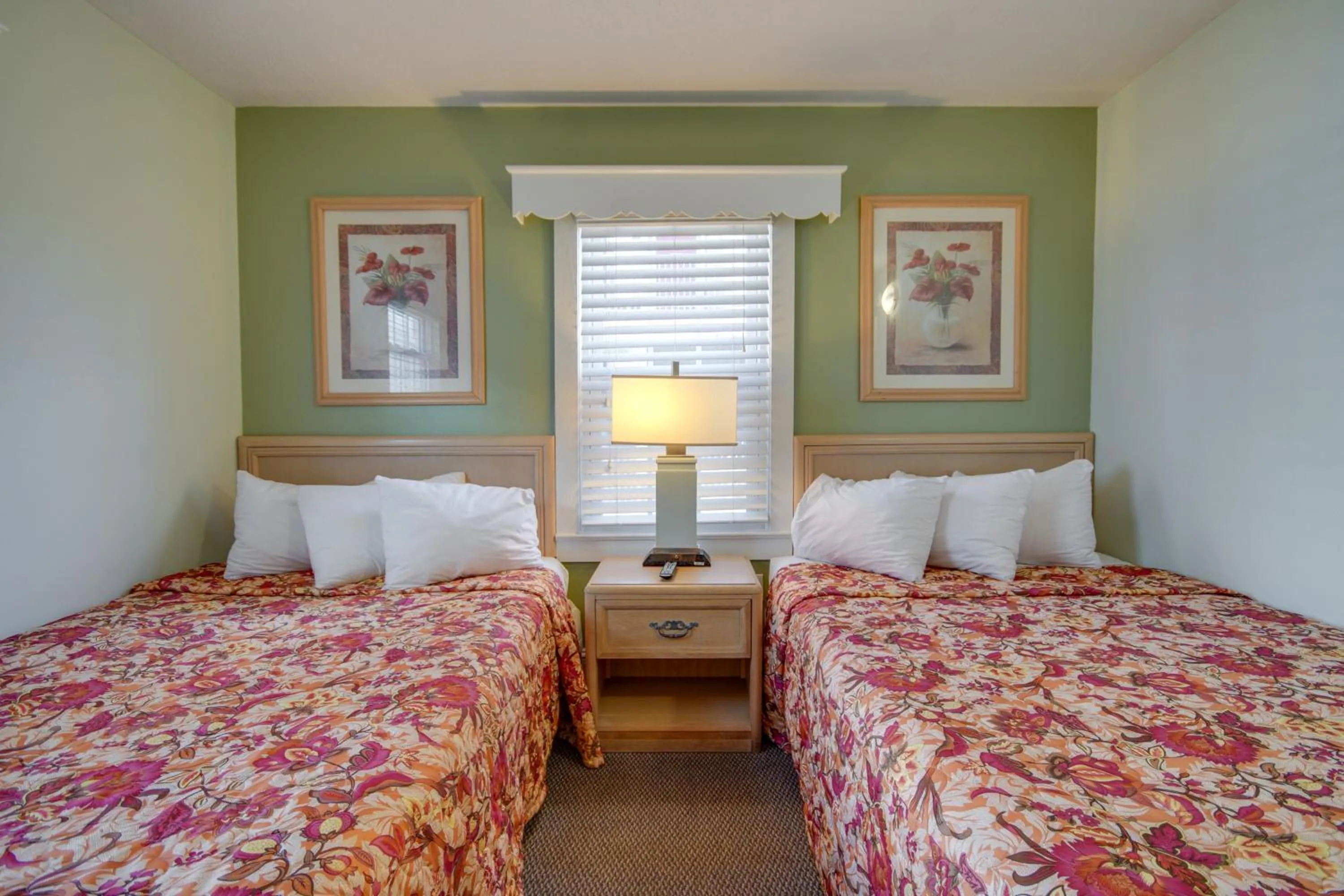 Bedroom, Bed in Ocean Lodge Hotel South