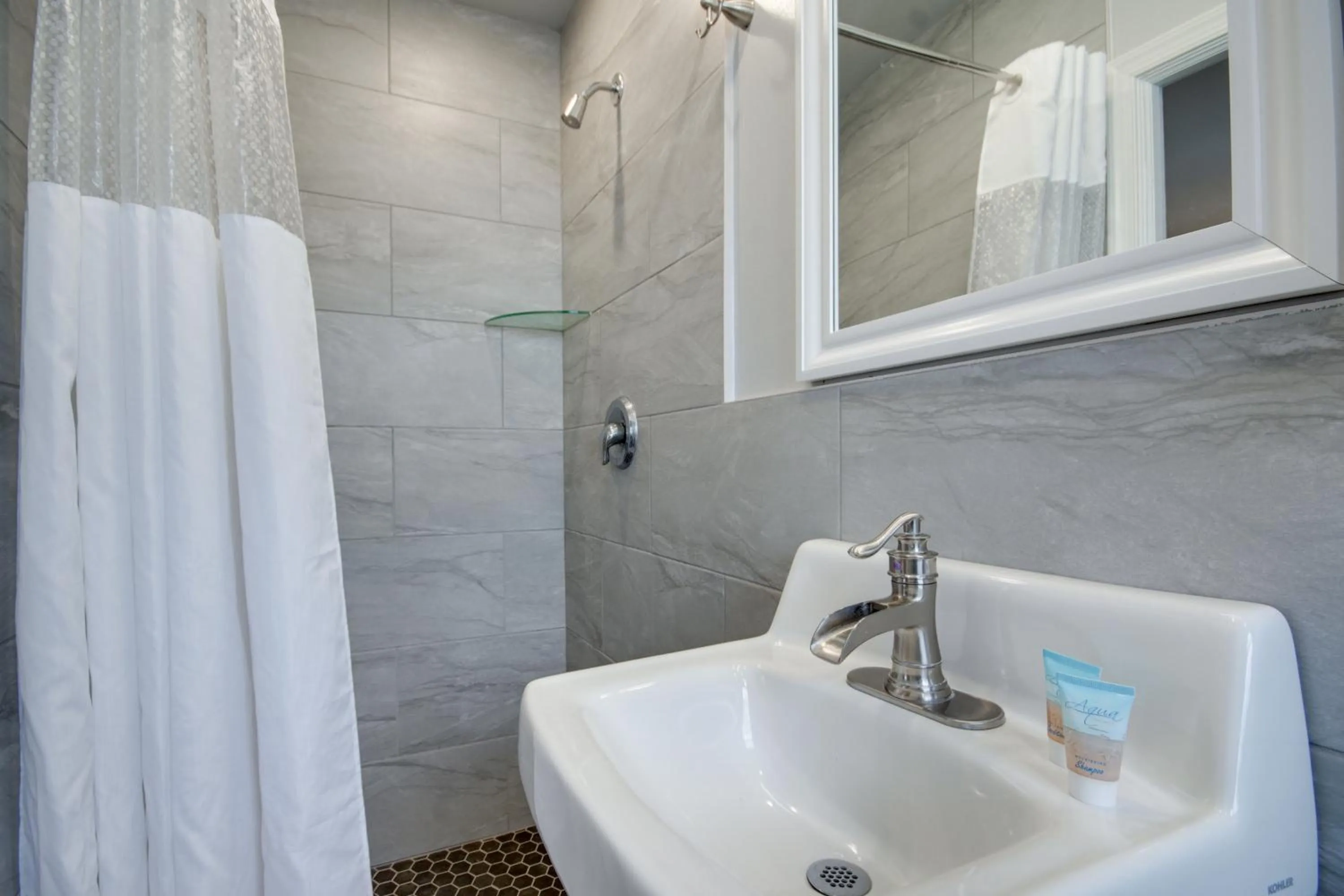 Shower in Ocean Lodge Hotel South