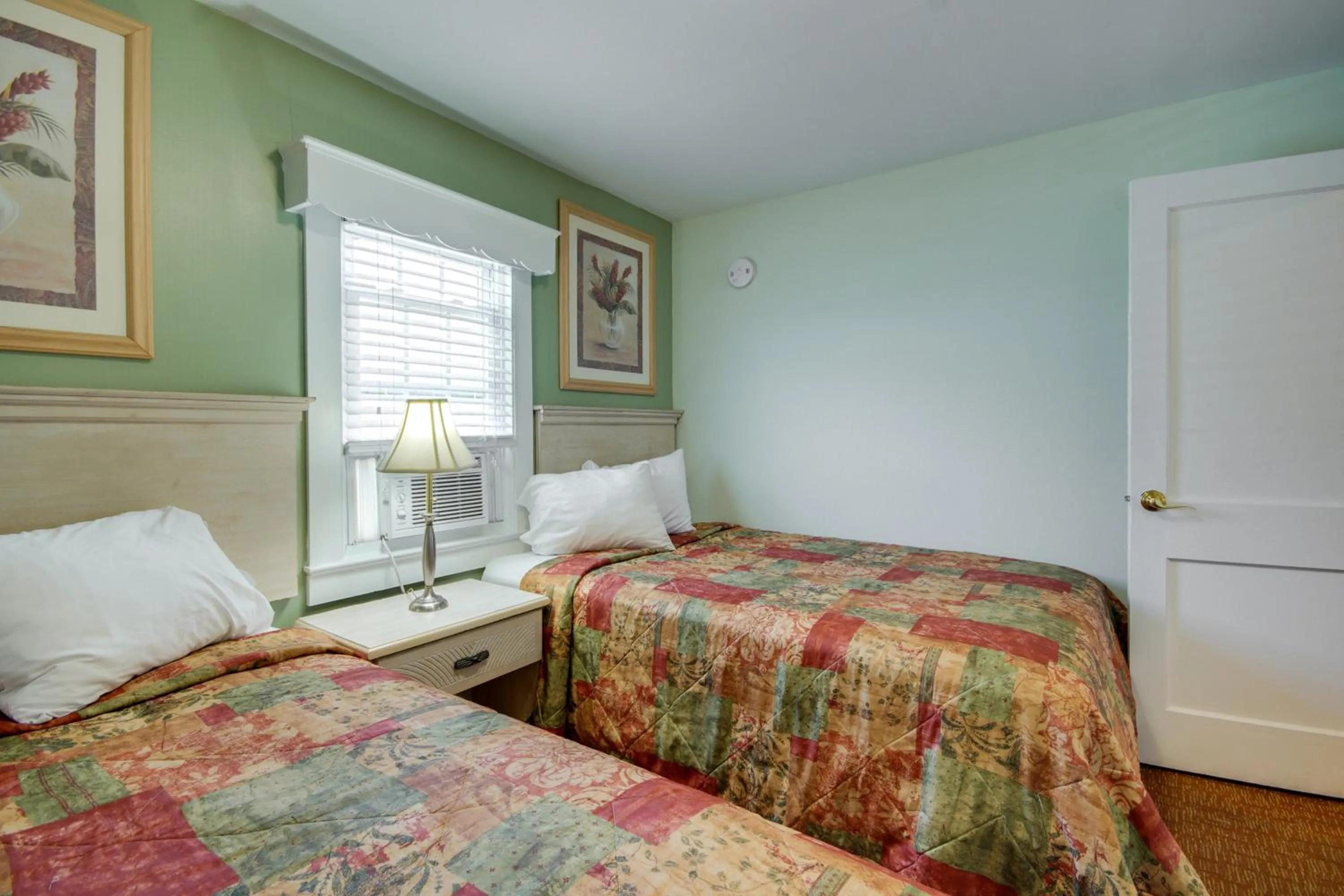 Bedroom, Bed in Ocean Lodge Hotel South