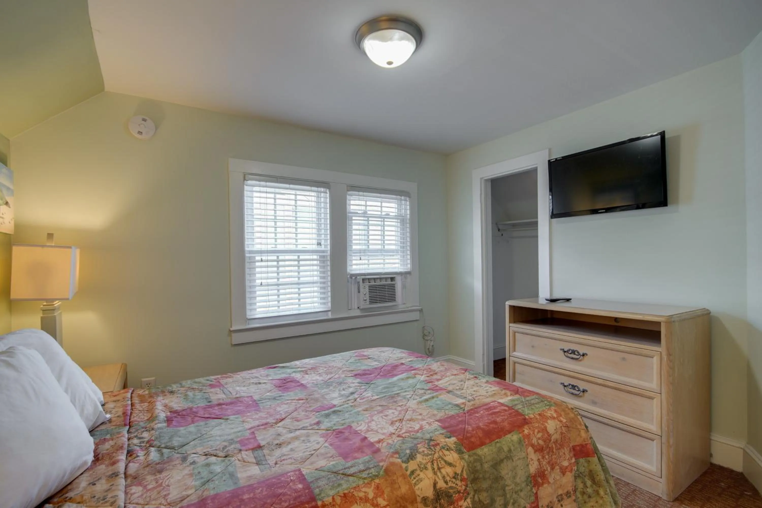 Bedroom, Bed in Ocean Lodge Hotel South