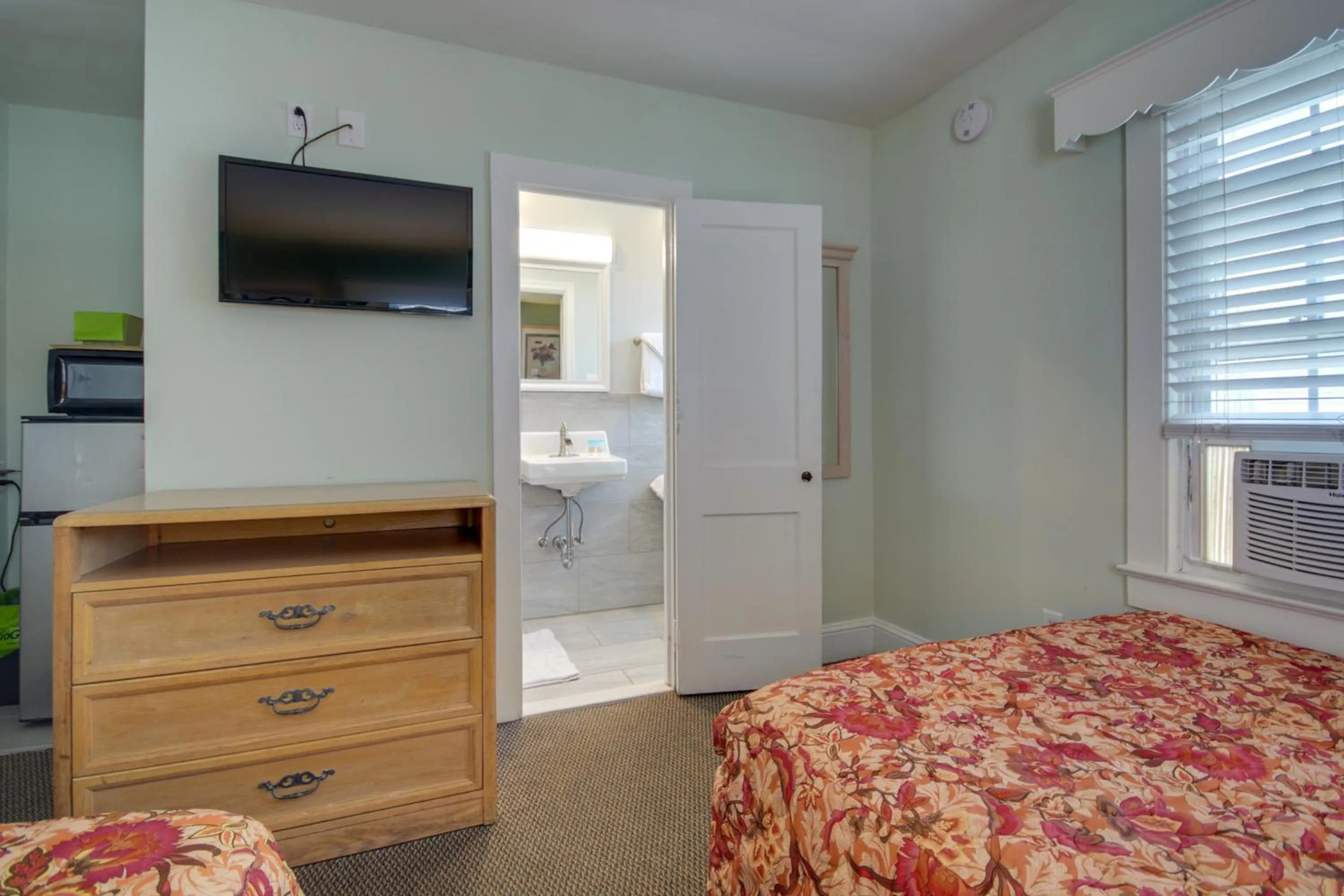 Photo of the whole room, Bed in Ocean Lodge Hotel South