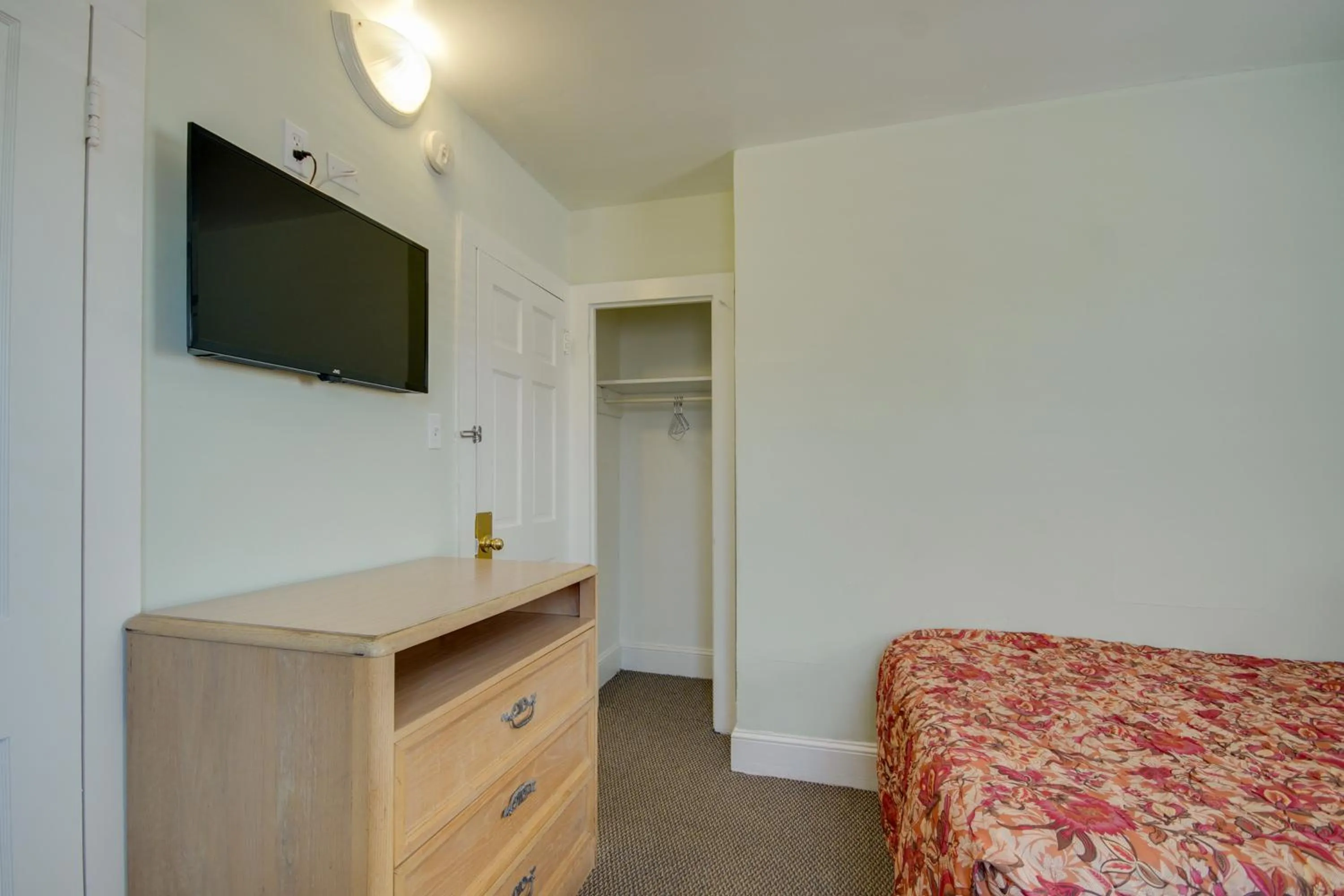 Photo of the whole room, Bed in Ocean Lodge Hotel South