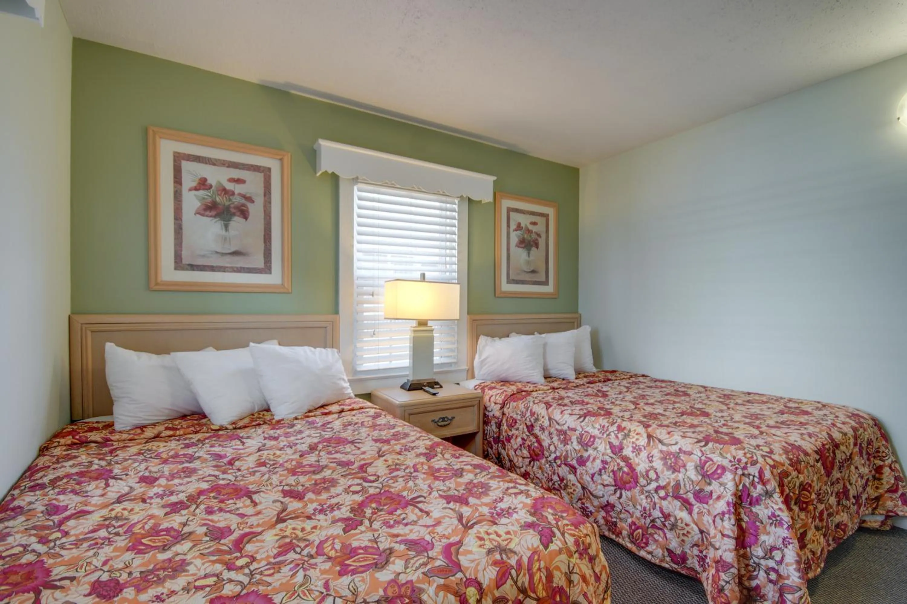 Bedroom, Bed in Ocean Lodge Hotel South