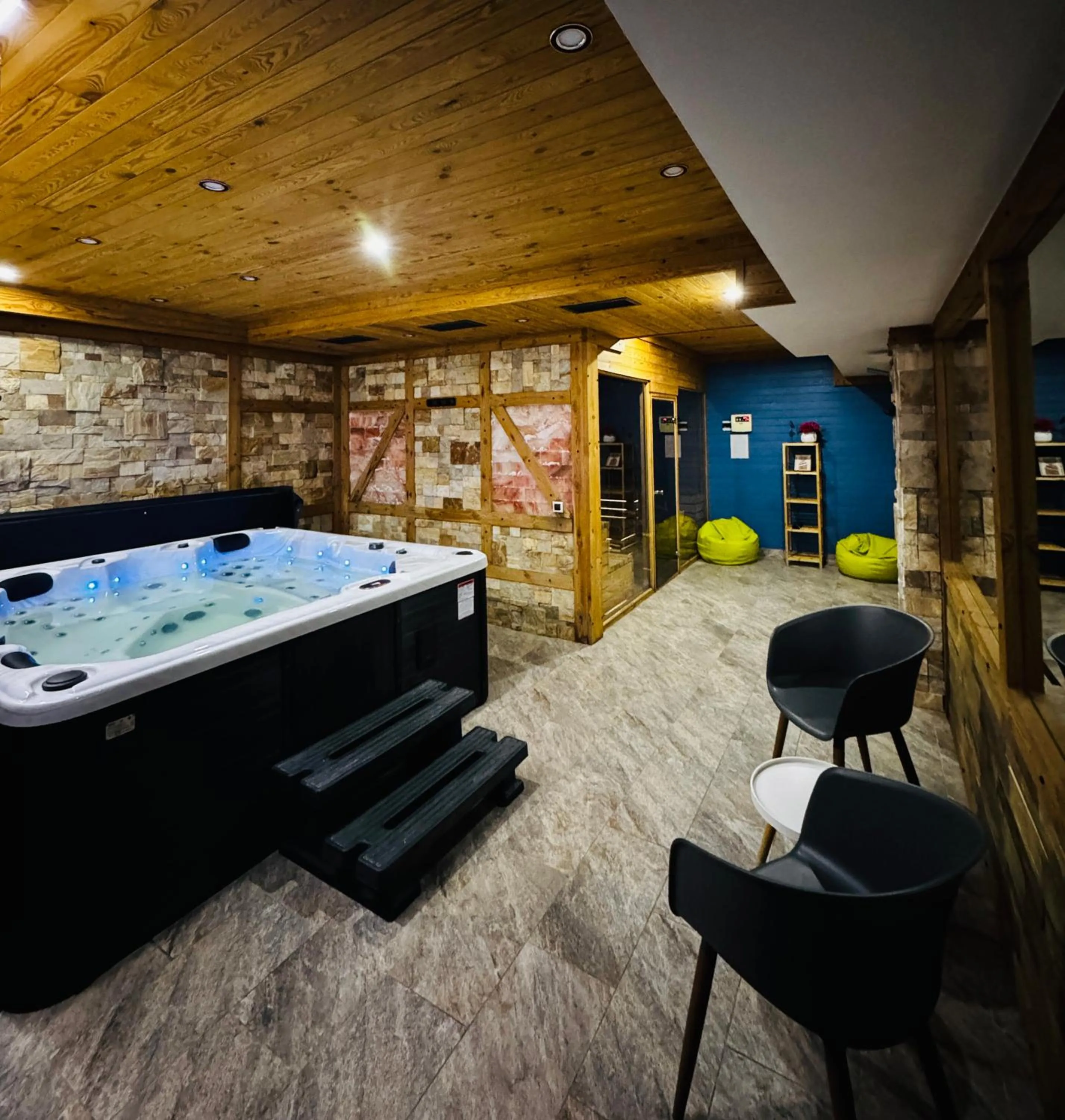 Hot Tub in KABAN BOUTIQUE HOTEL - 5Star Central Villa in Vatra Dornei