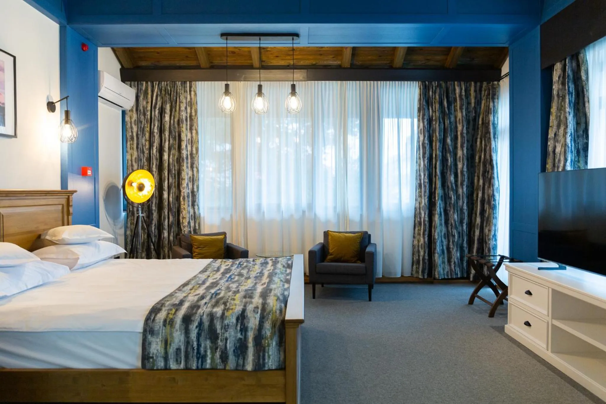 Bed in KABAN BOUTIQUE HOTEL - 5Star Central Villa in Vatra Dornei