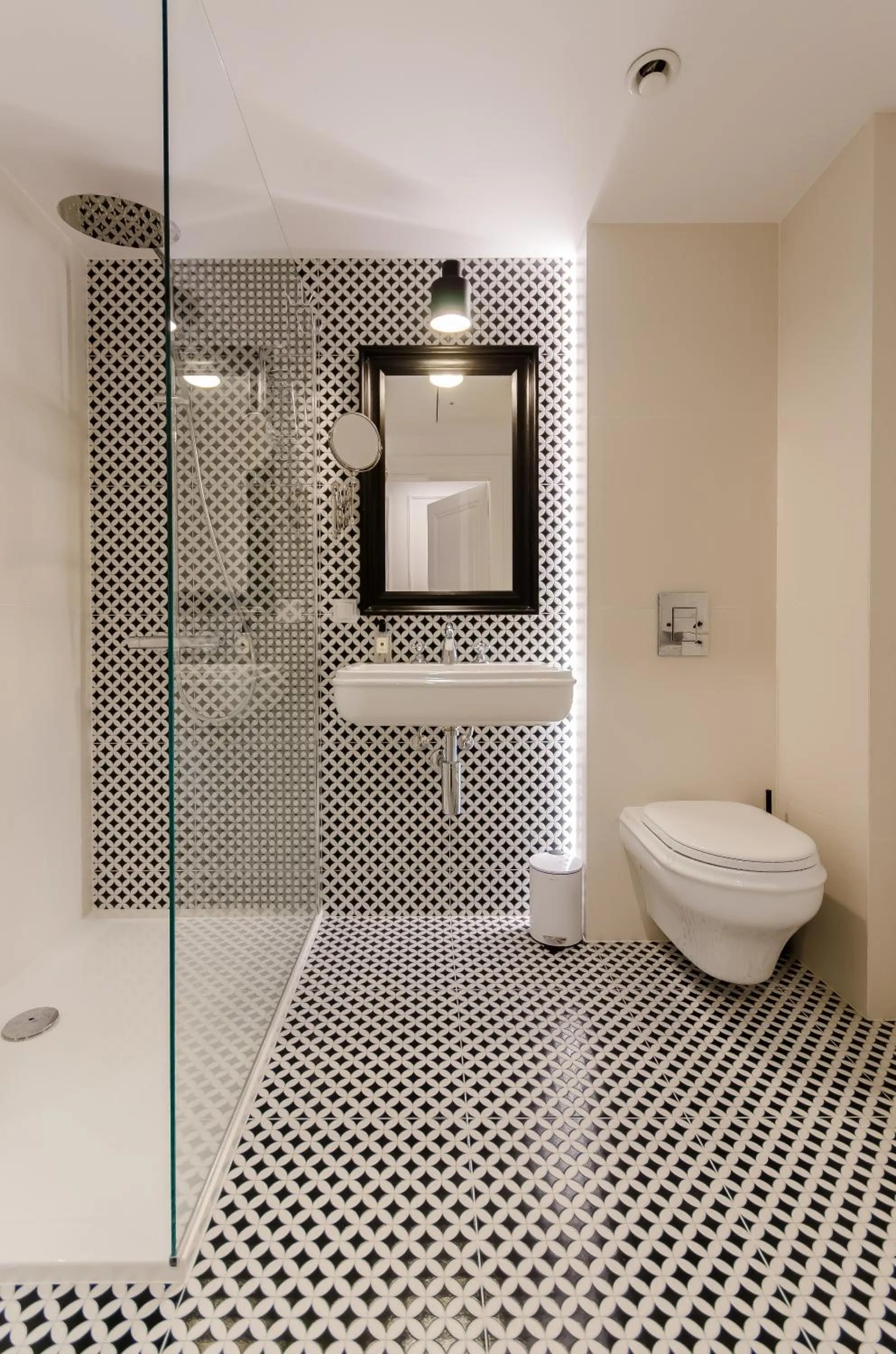 Shower in Old Town Premium Queen`s Apartments