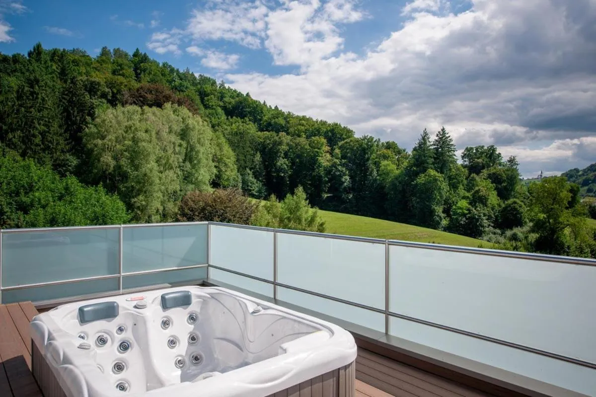 Hot Tub in Grand Hotel Donat Superior & Wellness Center