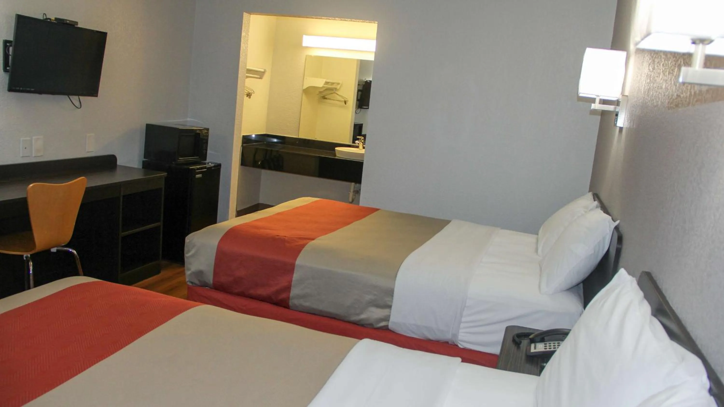 Photo of the whole room in Motel 6-Fayetteville, AR