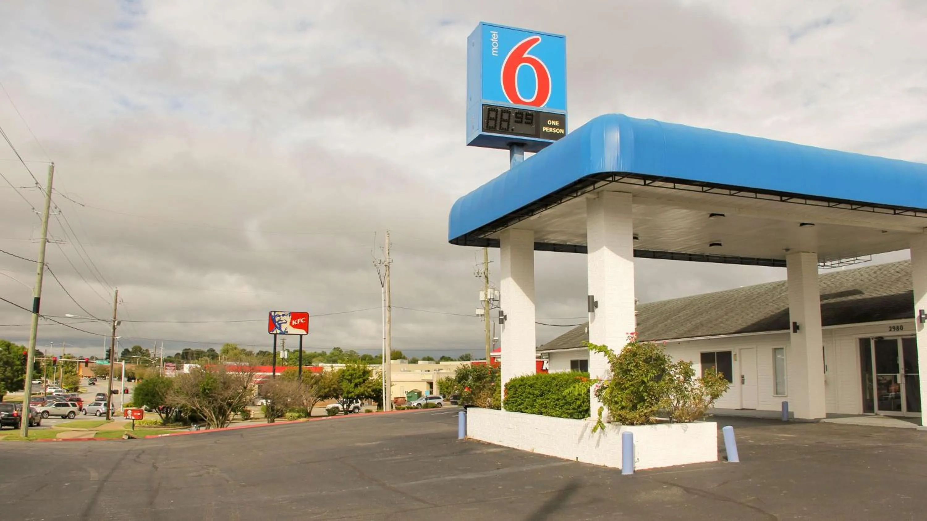 Property building in Motel 6-Fayetteville, AR