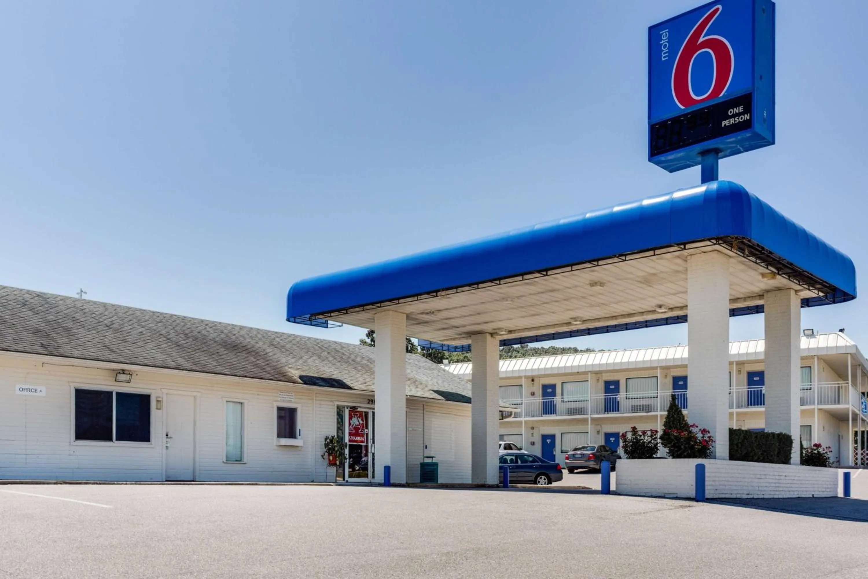 Property building in Motel 6-Fayetteville, AR