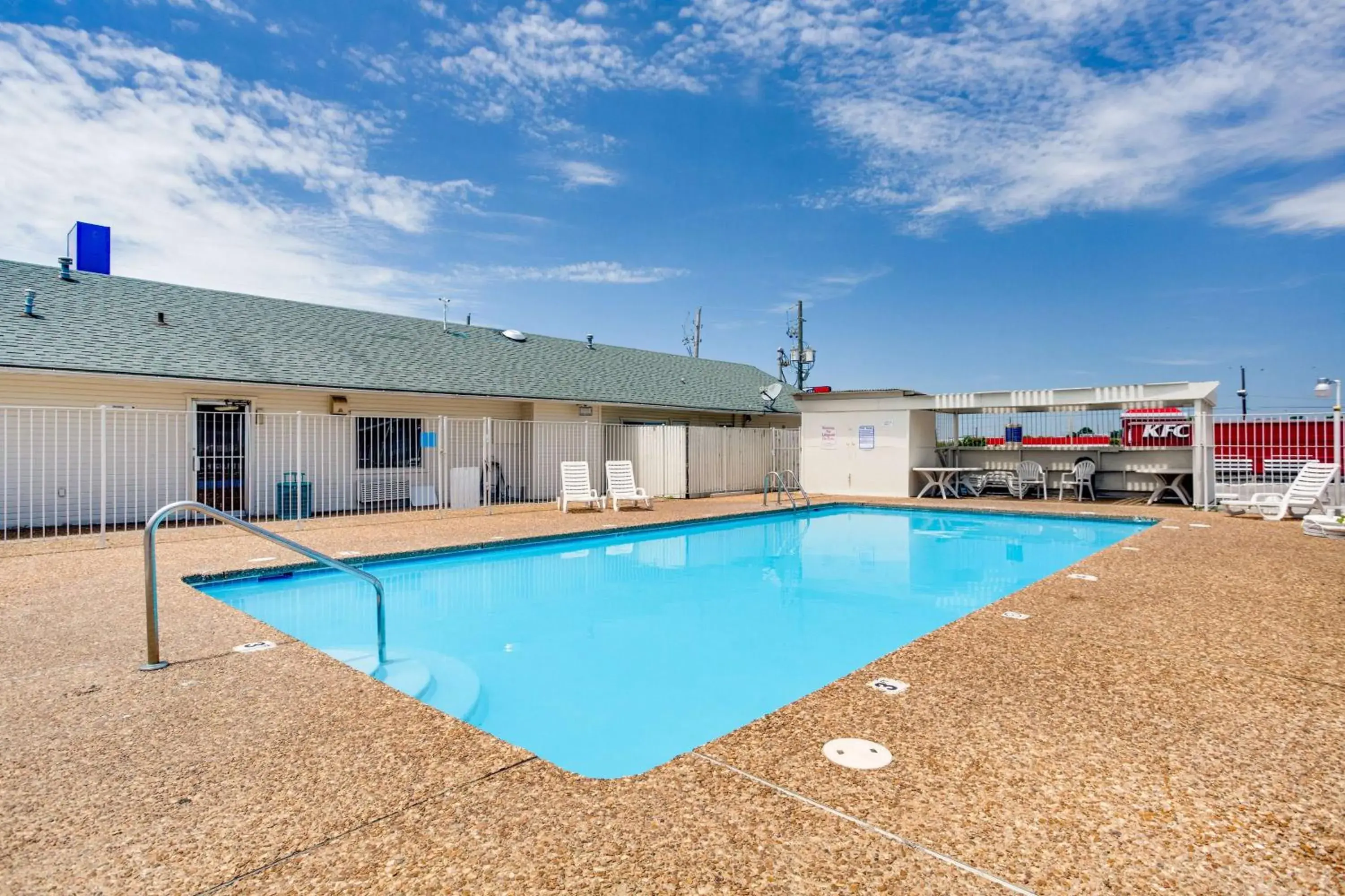 Day, Swimming Pool in Motel 6-Fayetteville, AR