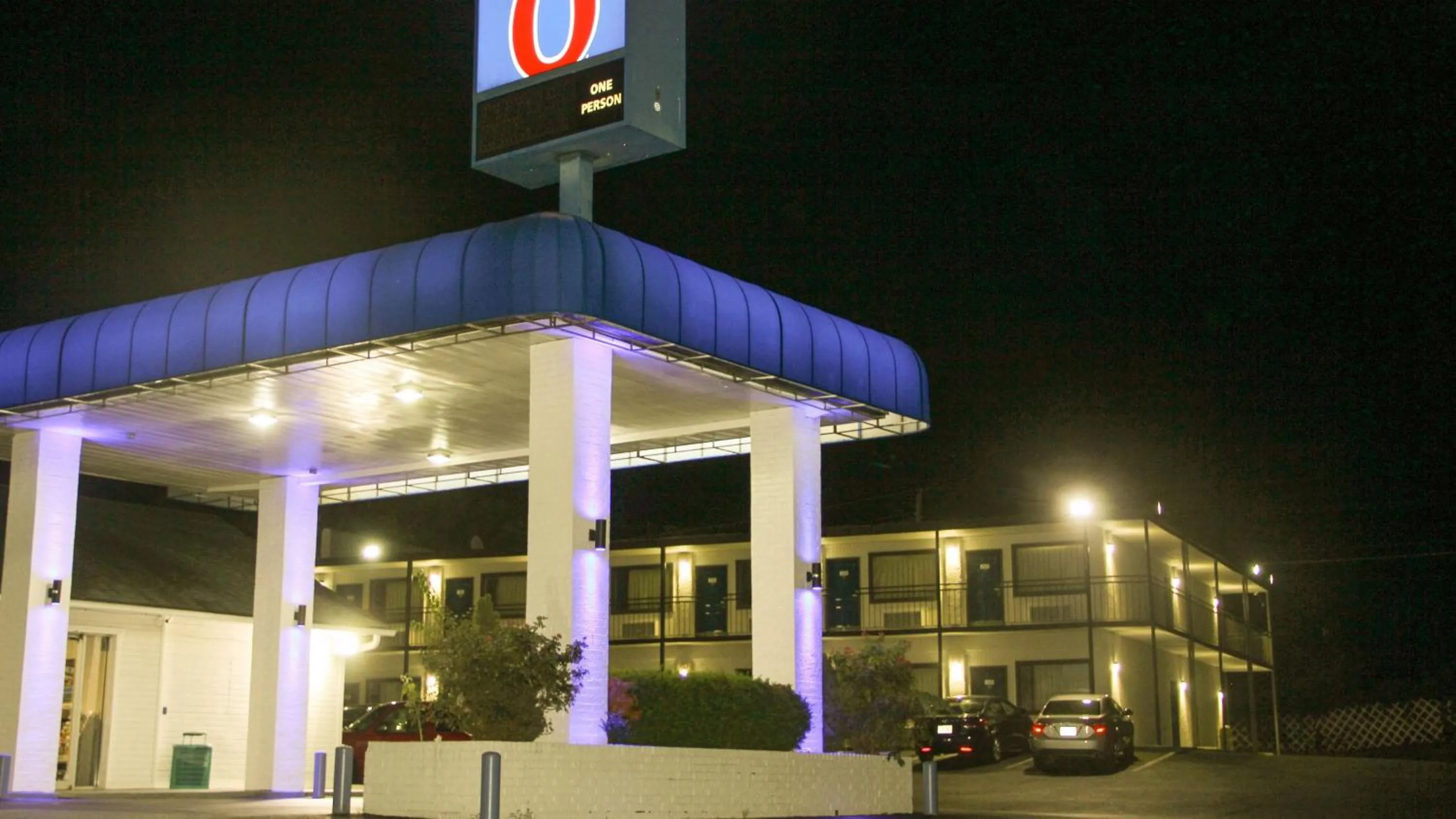 Property building in Motel 6-Fayetteville, AR