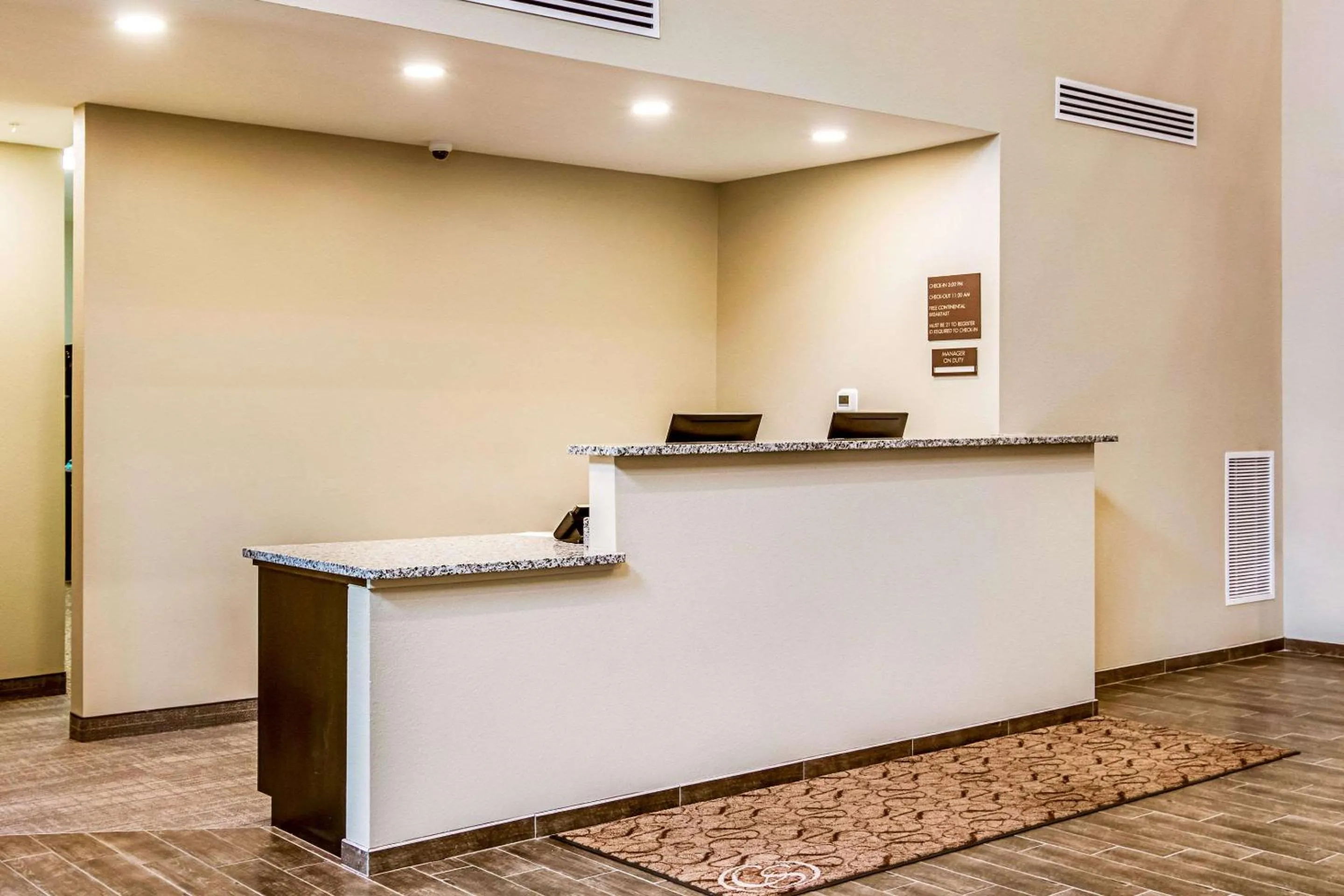 Lobby or reception in Comfort Suites Wooster near University Campus