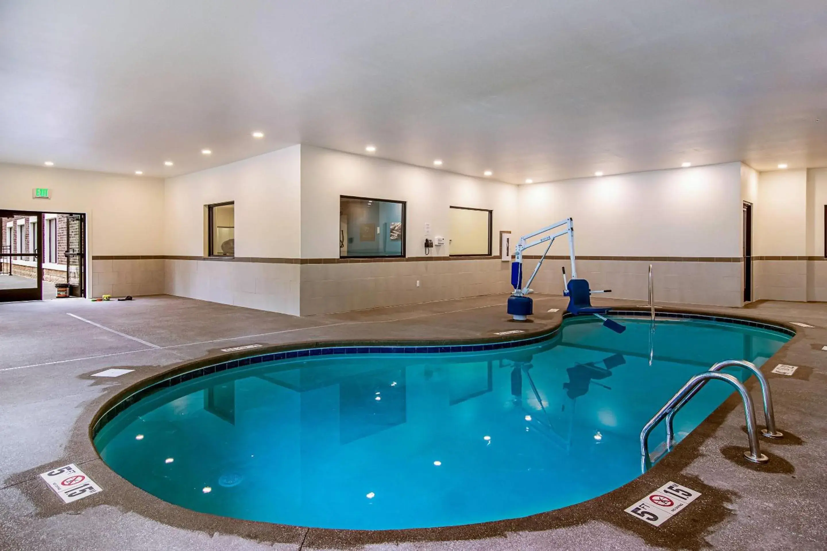 Swimming pool in Comfort Suites Wooster near University Campus Swimming pool in Comfort Suites Wooster near University Campus