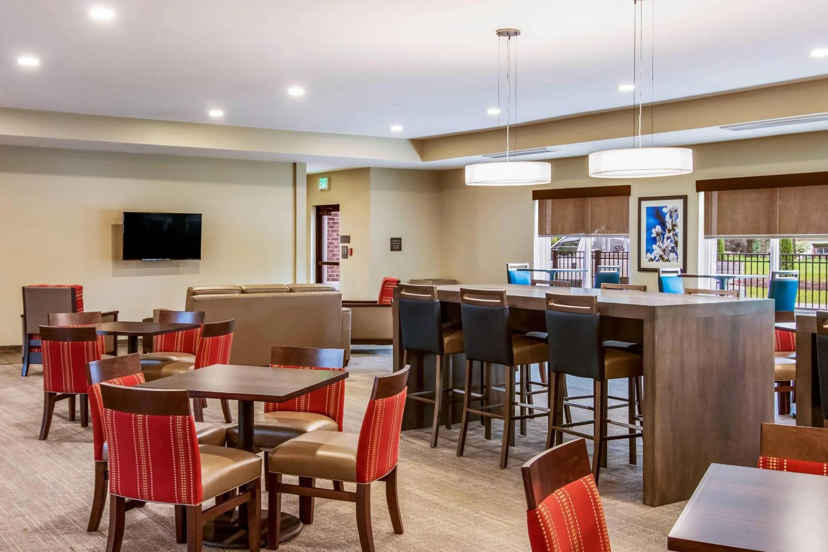 Breakfast in Comfort Suites Wooster near University Campus