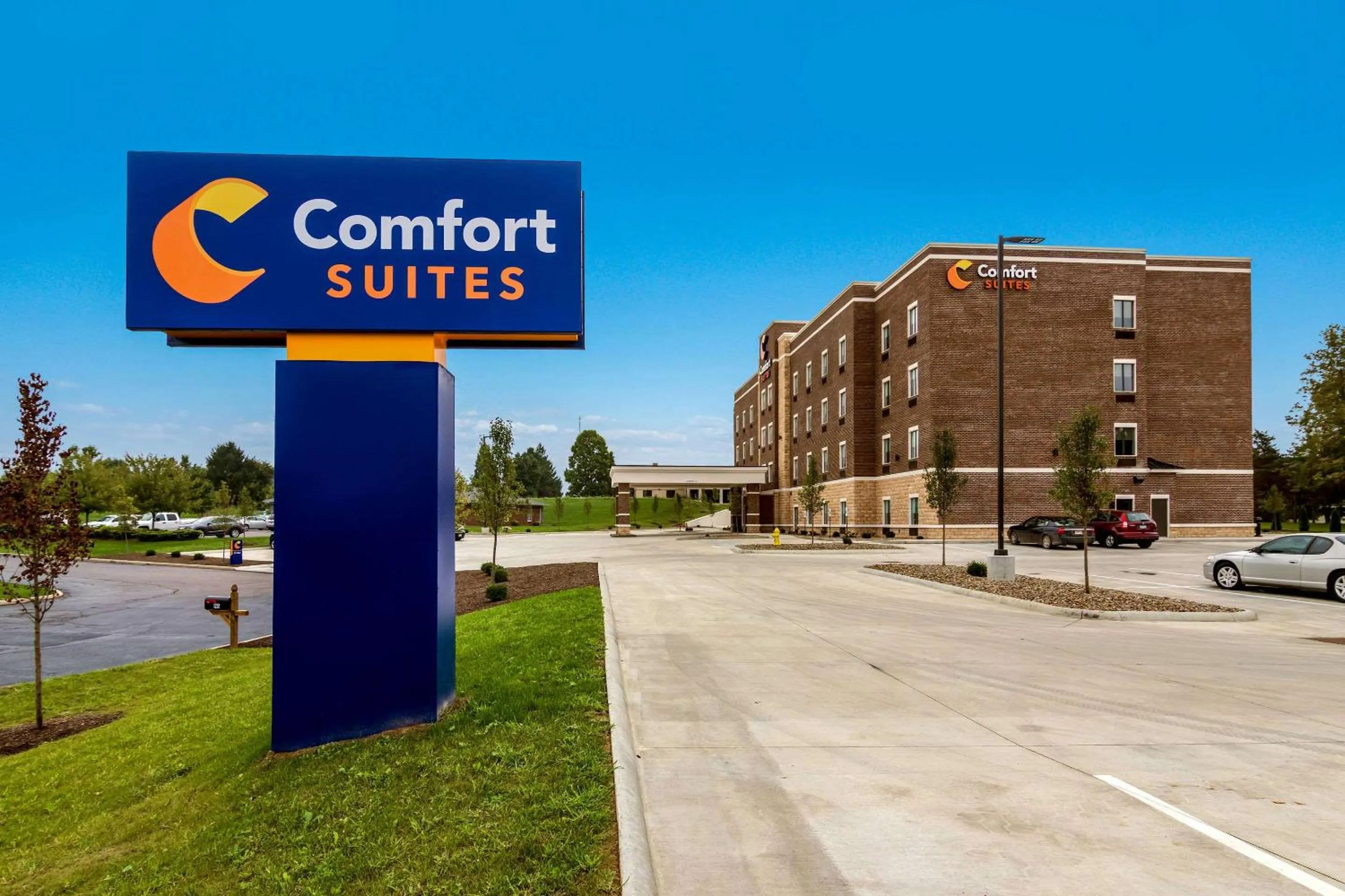 Property building in Comfort Suites Wooster near University Campus