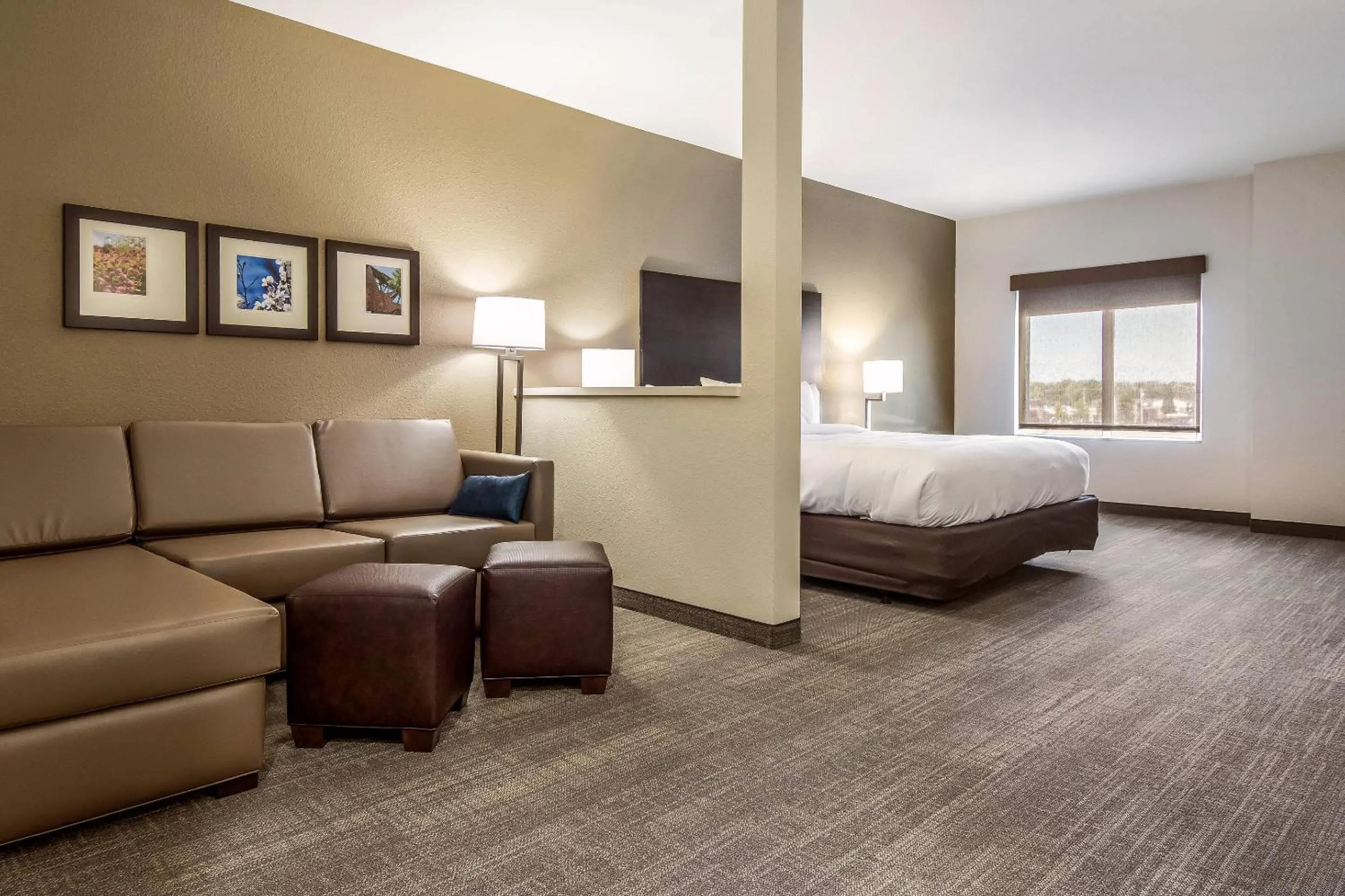 Bedroom, Bed in Comfort Suites Brunswick - Cleveland Southwest