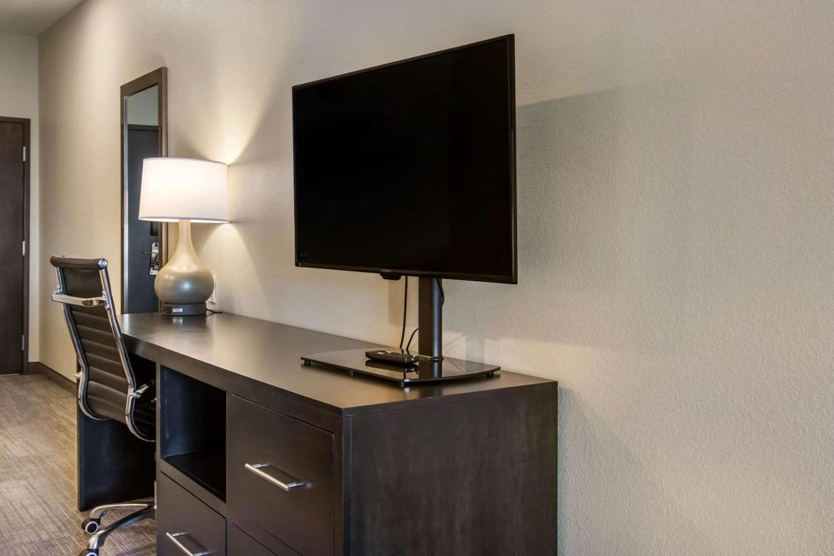 Bedroom in Comfort Suites Brunswick - Cleveland Southwest