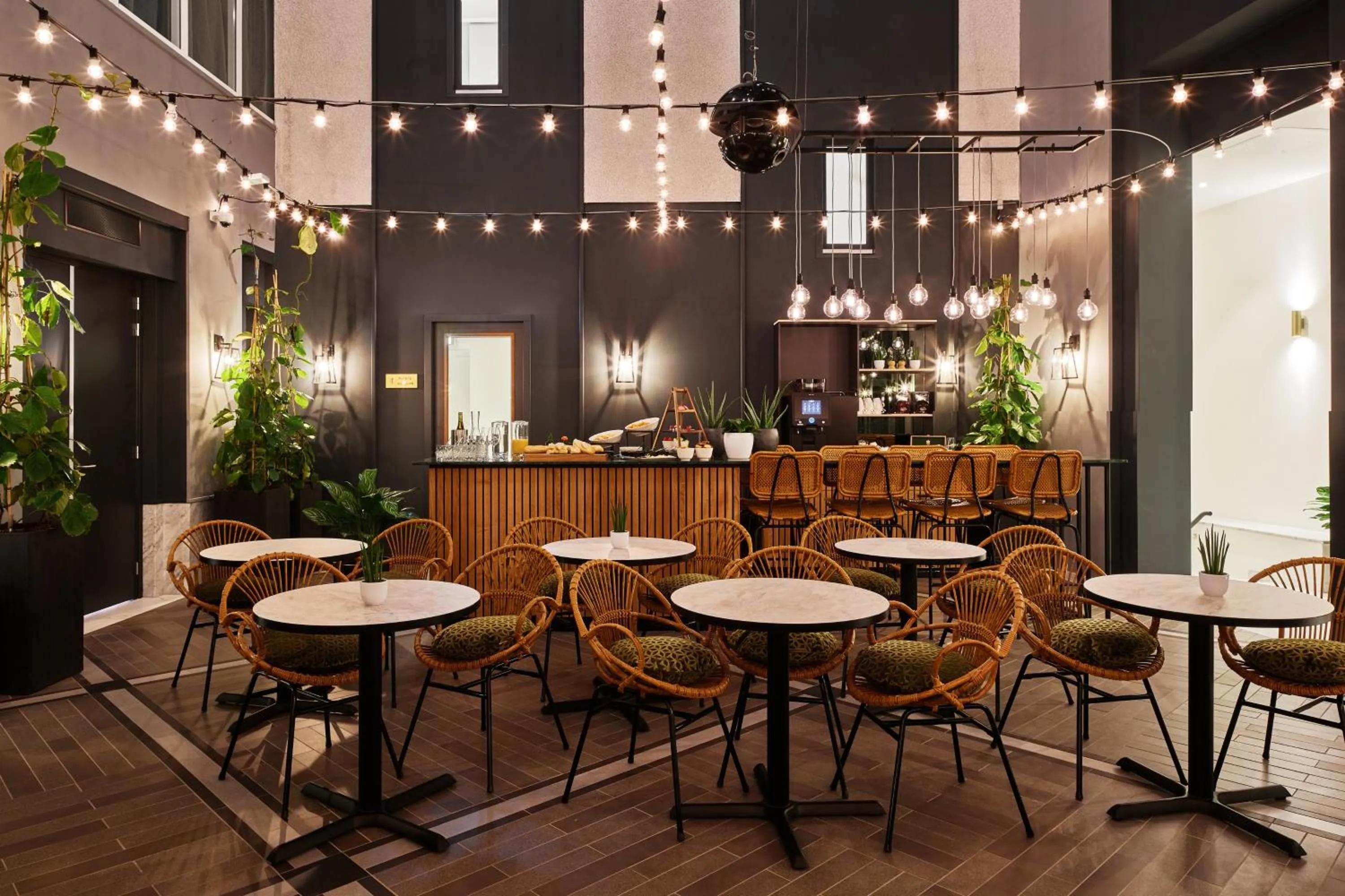 Lobby or reception in Staybridge Suites The Hague - Parliament by IHG