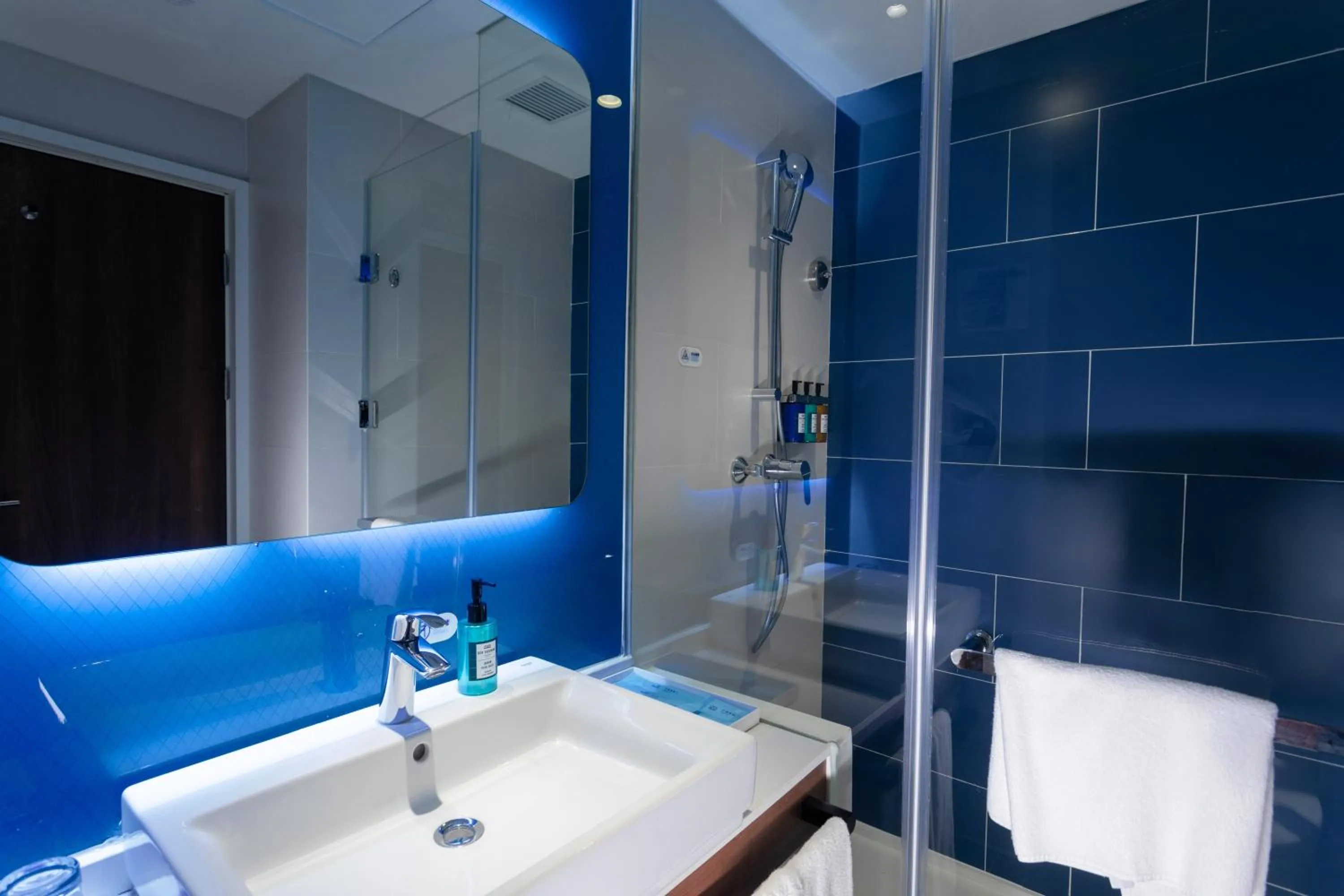 Bedroom, Bathroom in Holiday Inn Express Tianshui City Center