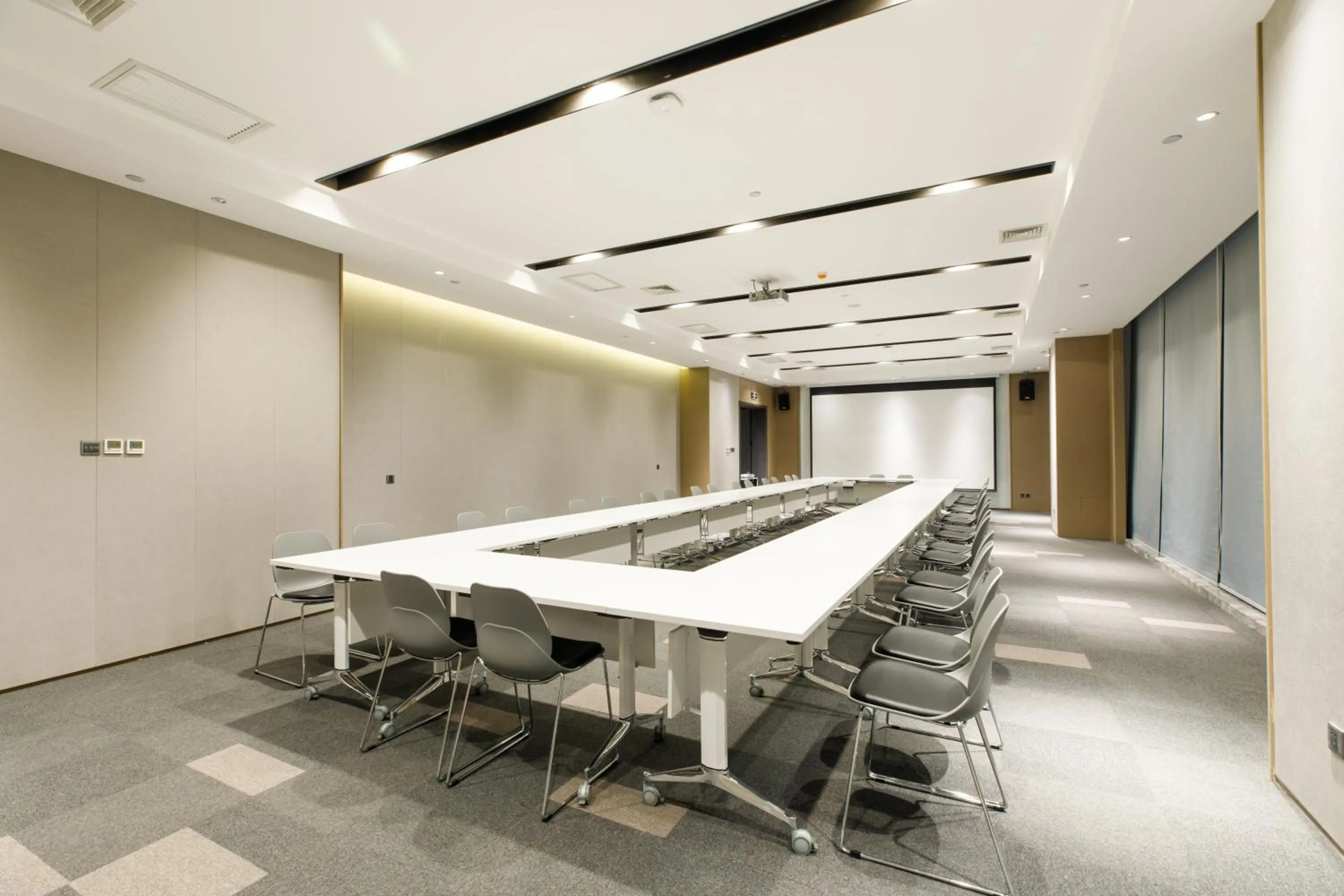 Meeting/conference room in Holiday Inn Express Harbin Qunli by IHG
