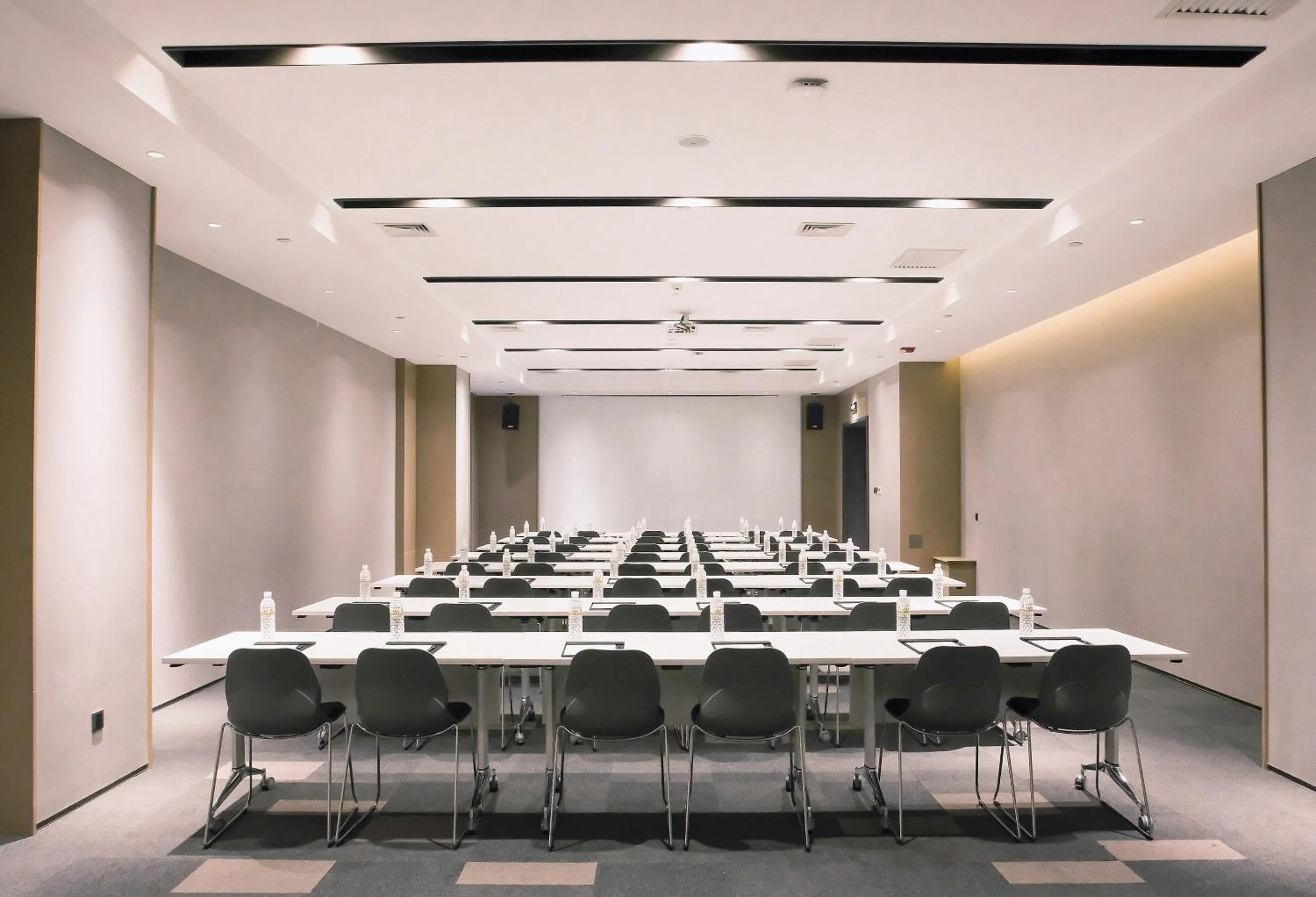 Meeting/conference room in Holiday Inn Express Harbin Qunli by IHG