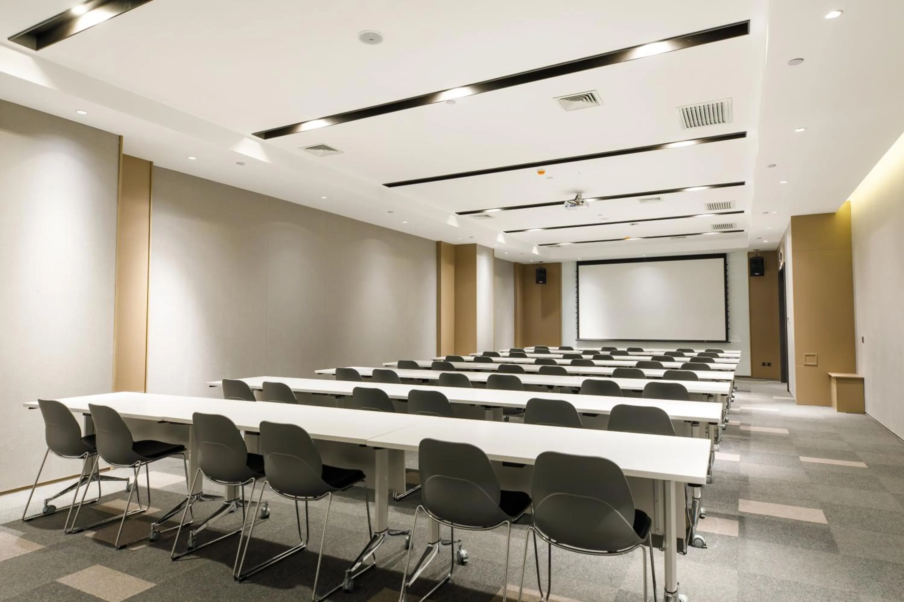 Meeting/conference room in Holiday Inn Express Harbin Qunli by IHG