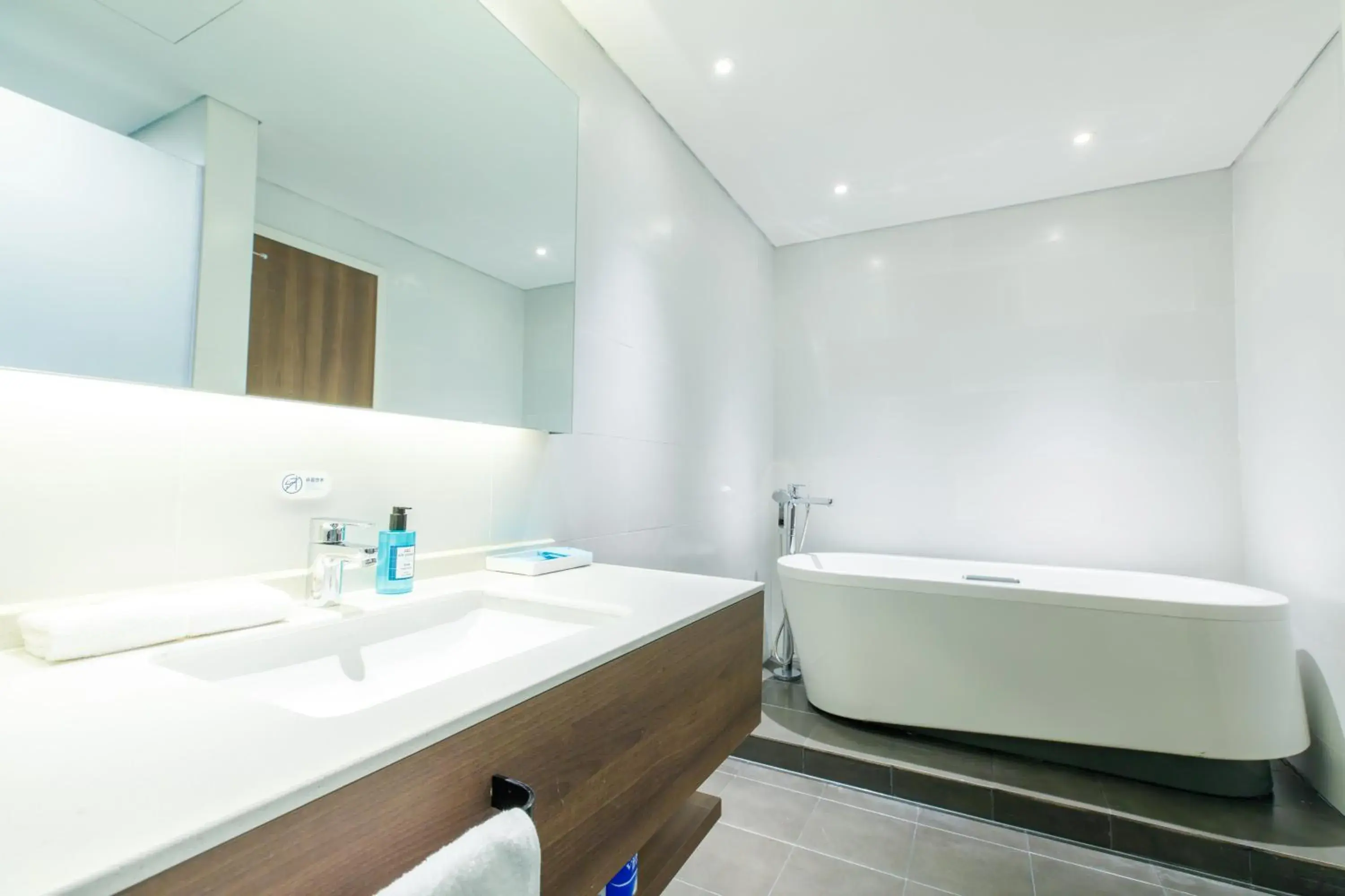 Photo of the whole room, Bed in Holiday Inn Express Harbin Qunli by IHG Photo of the whole room, Bed in Holiday Inn Express Harbin Qunli by IHG