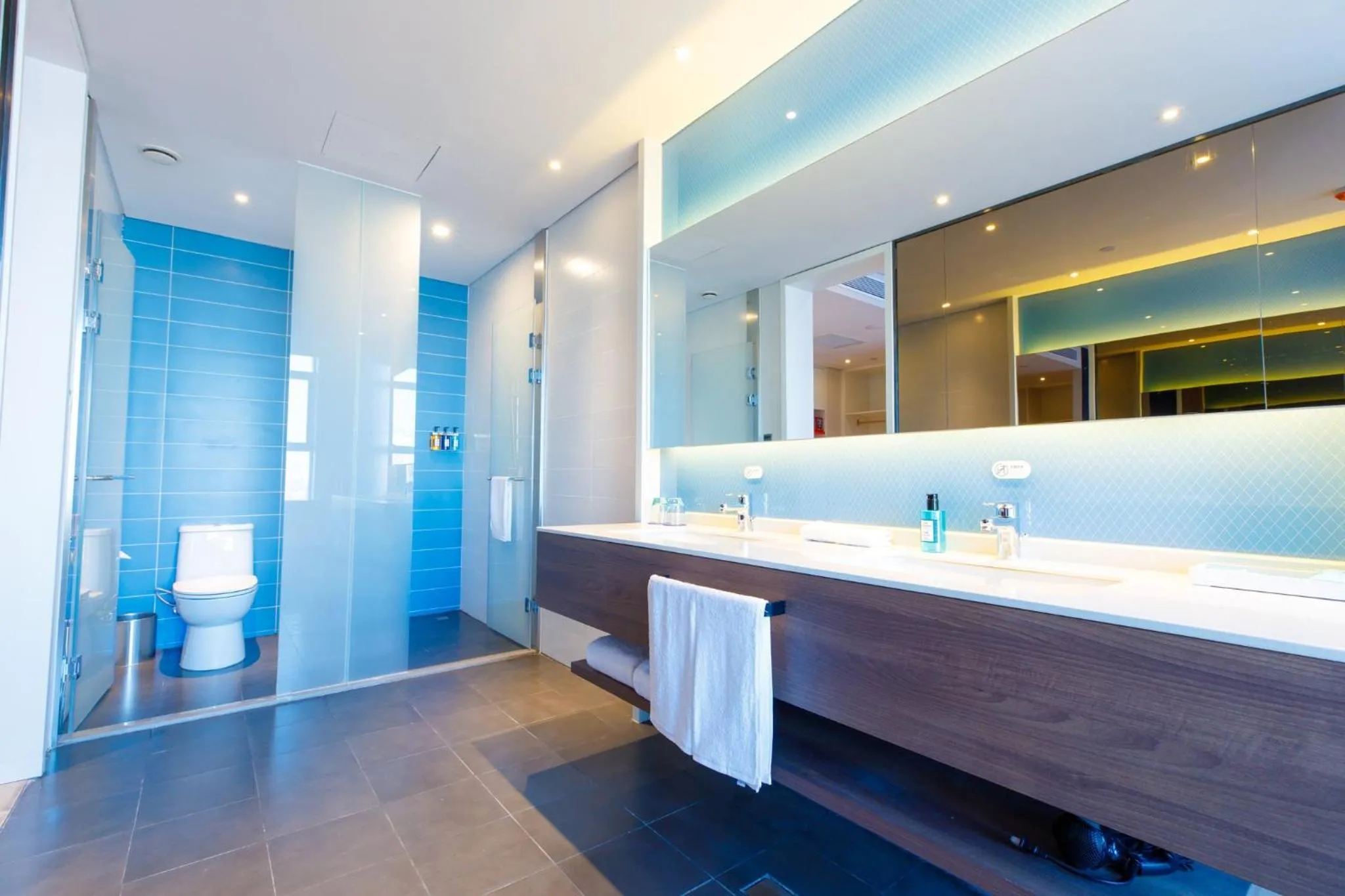 Photo of the whole room in Holiday Inn Express Harbin Qunli by IHG