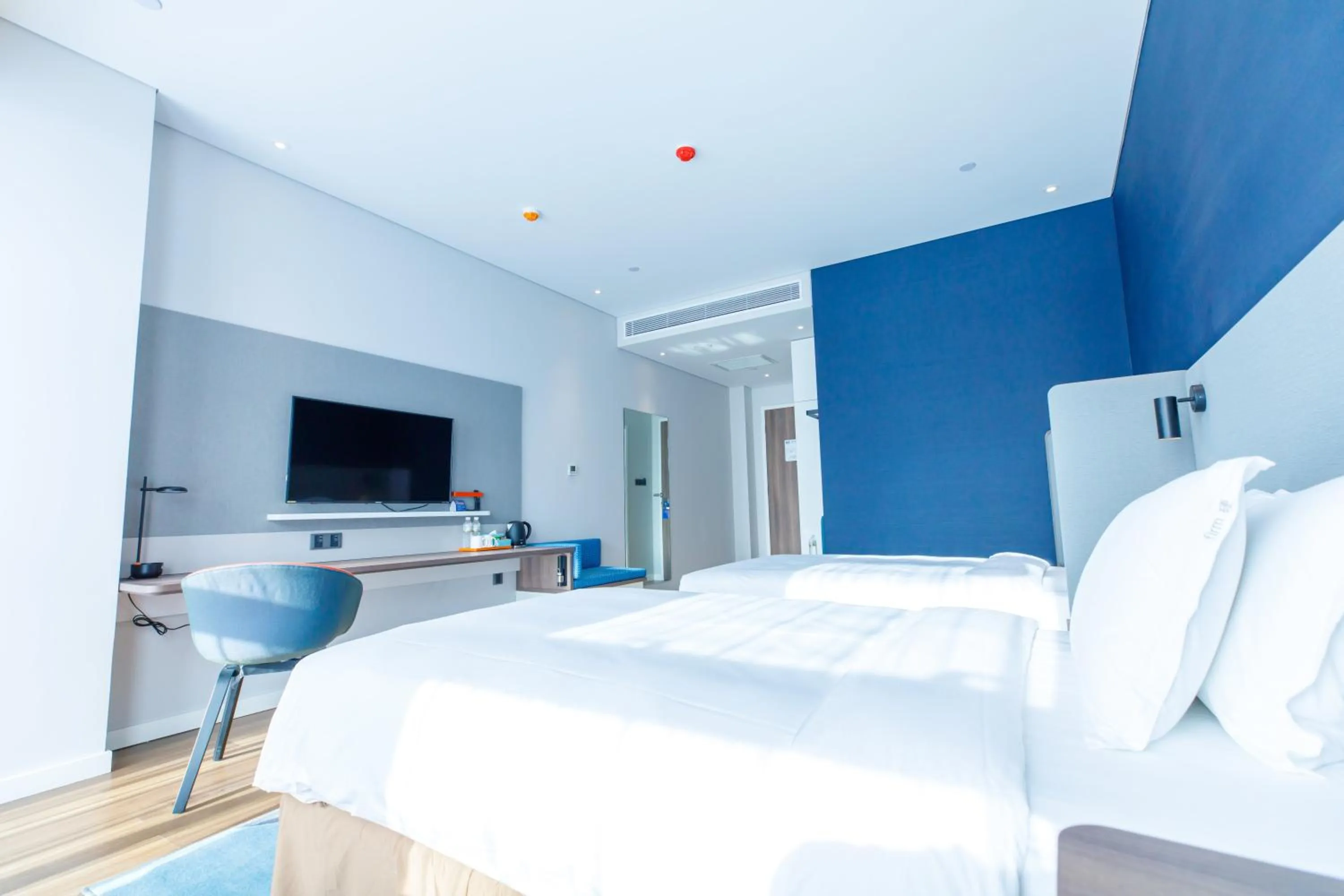 Photo of the whole room, Bed in Holiday Inn Express Harbin Qunli by IHG