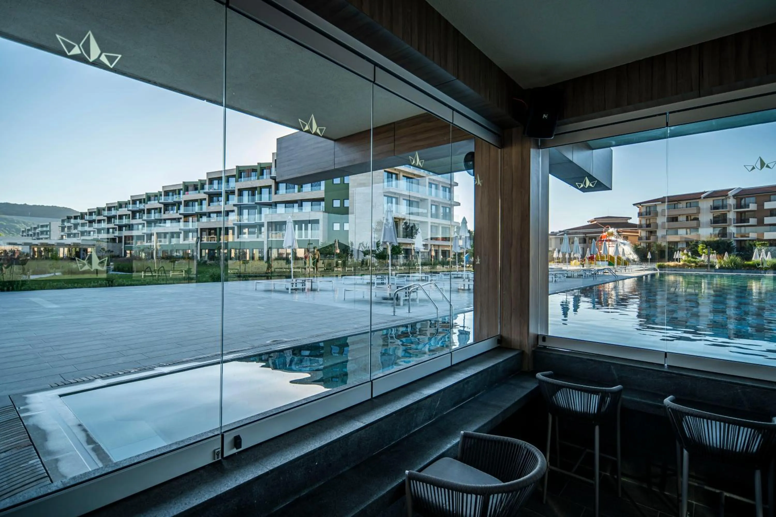 Swimming pool in HVD Reina del Mar - Premium Spa Service & Free Parking