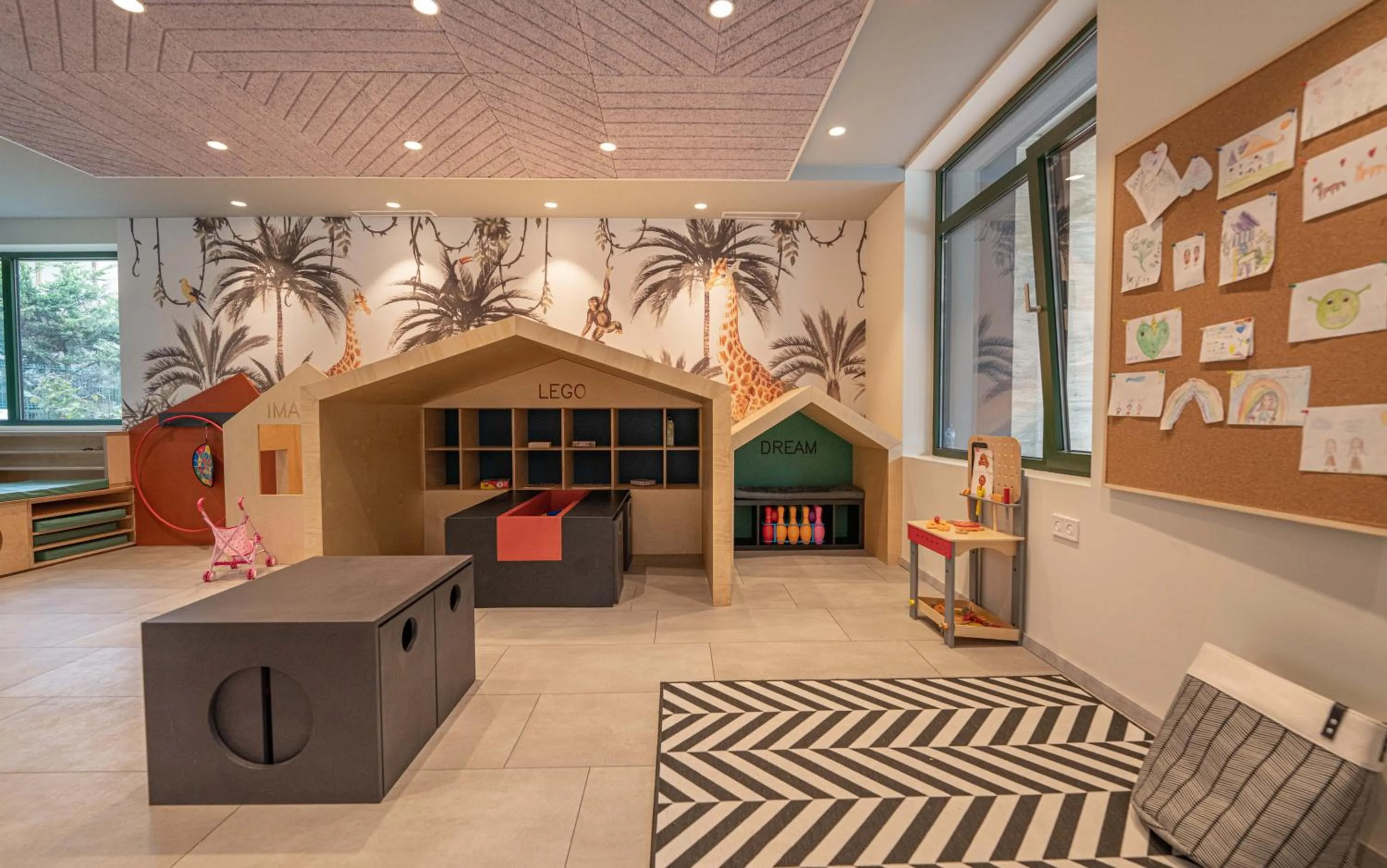 Children play ground in HVD Reina del Mar - Premium Spa Service & Free Parking