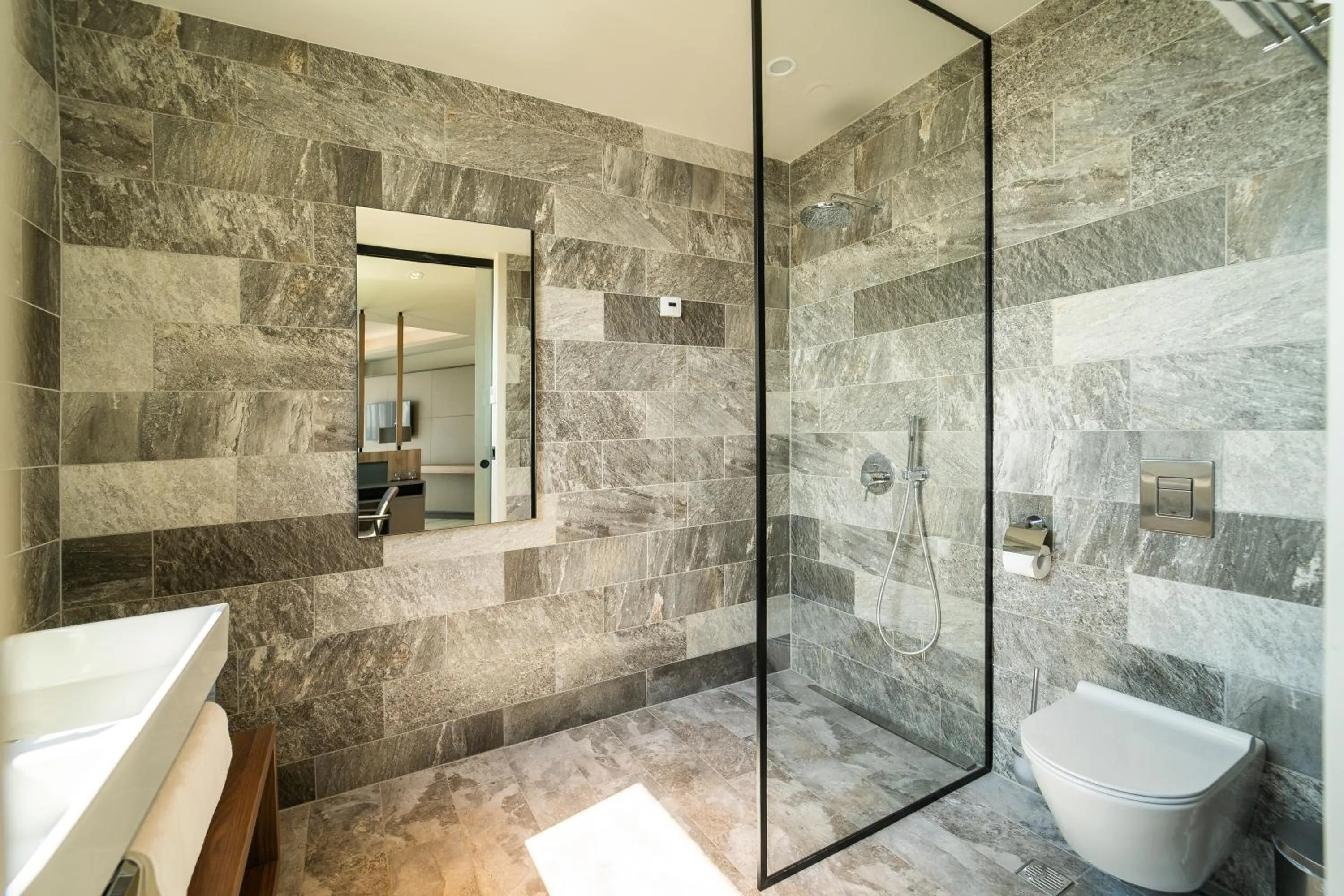 Bathroom in HVD Reina del Mar - Premium Spa Service & Free Parking