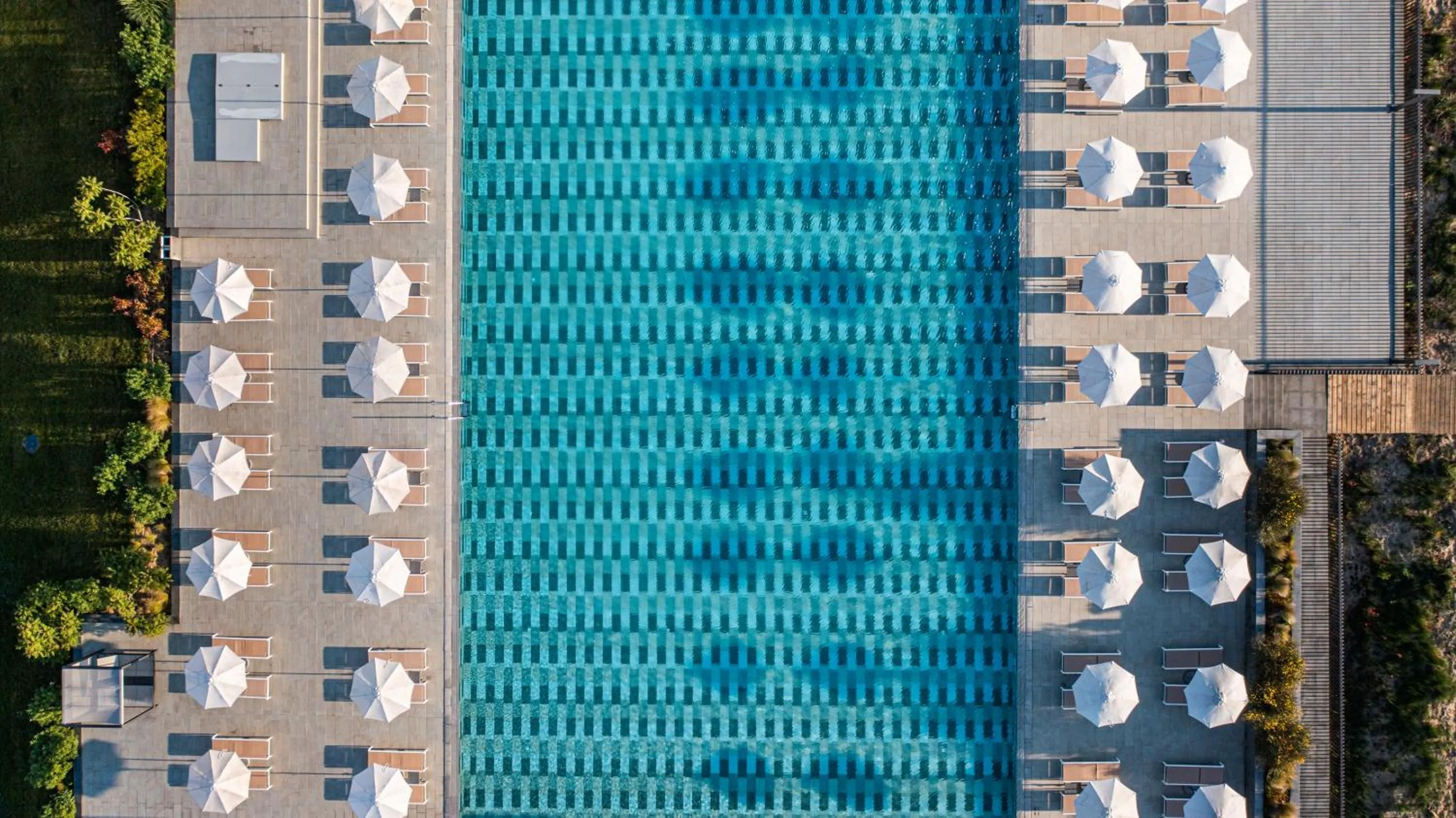 Swimming pool in HVD Reina del Mar - Premium Spa Service & Free Parking