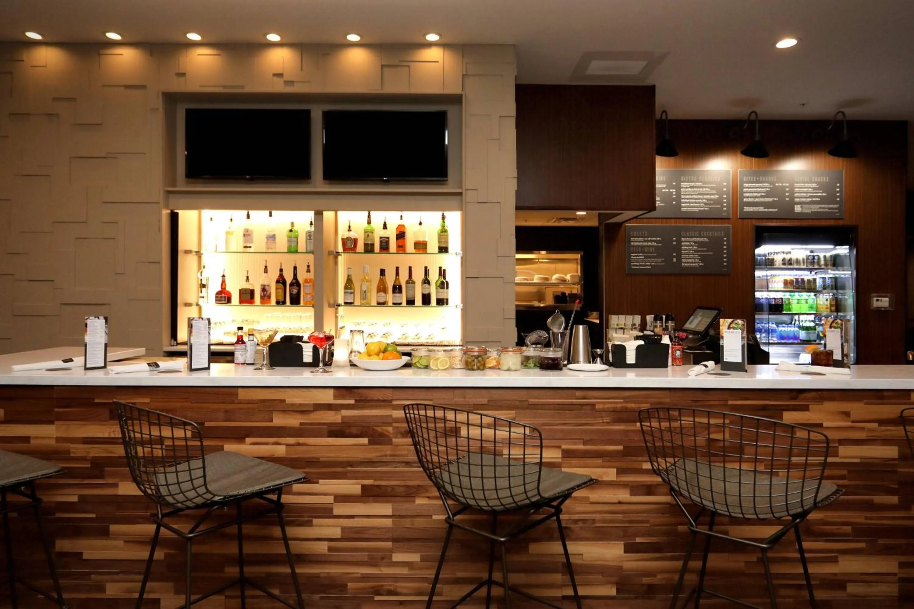 Lounge or bar in Courtyard by Marriott Southington