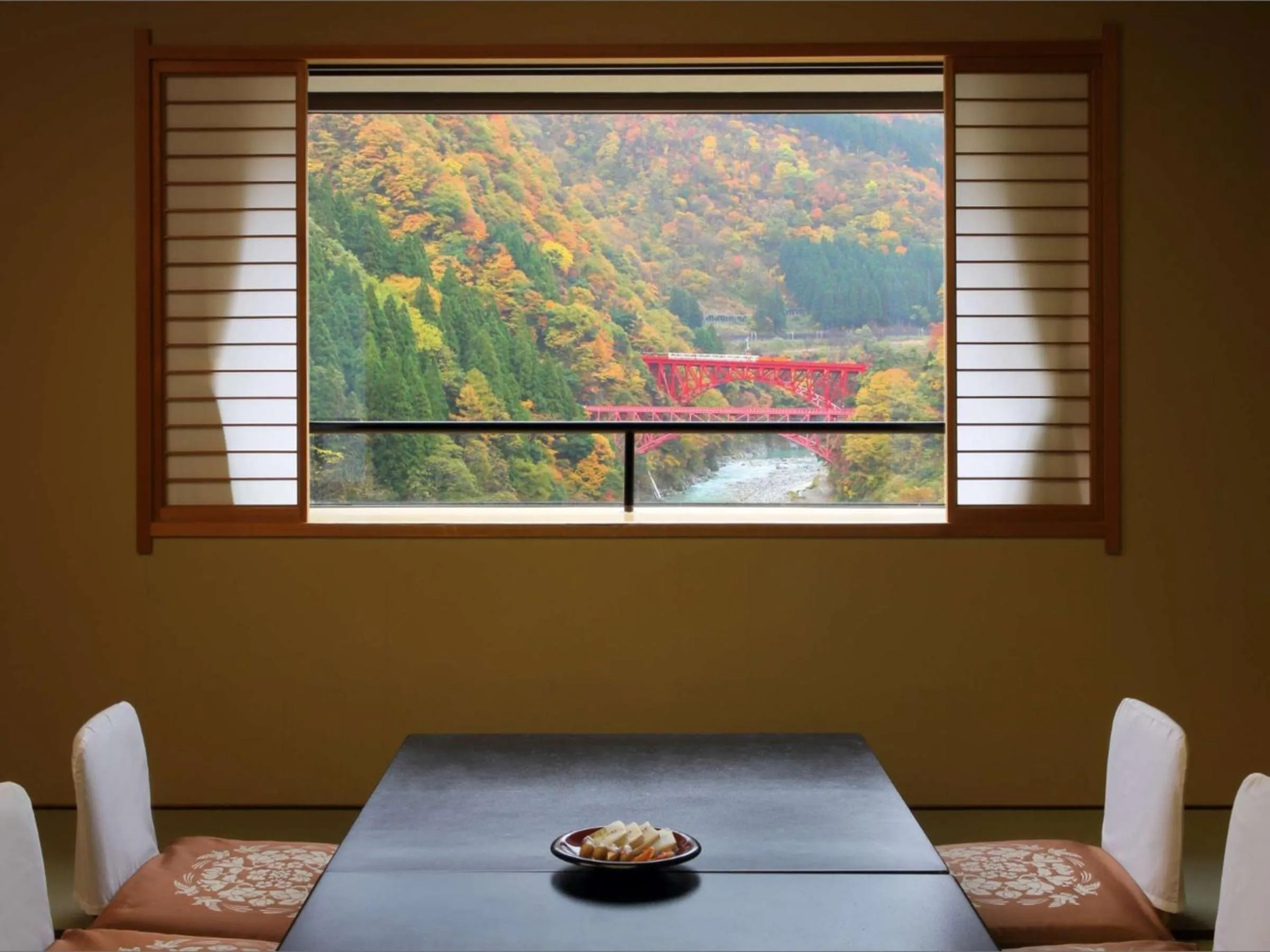 Seating area in Kurobe Unazukionsen Yamanoha