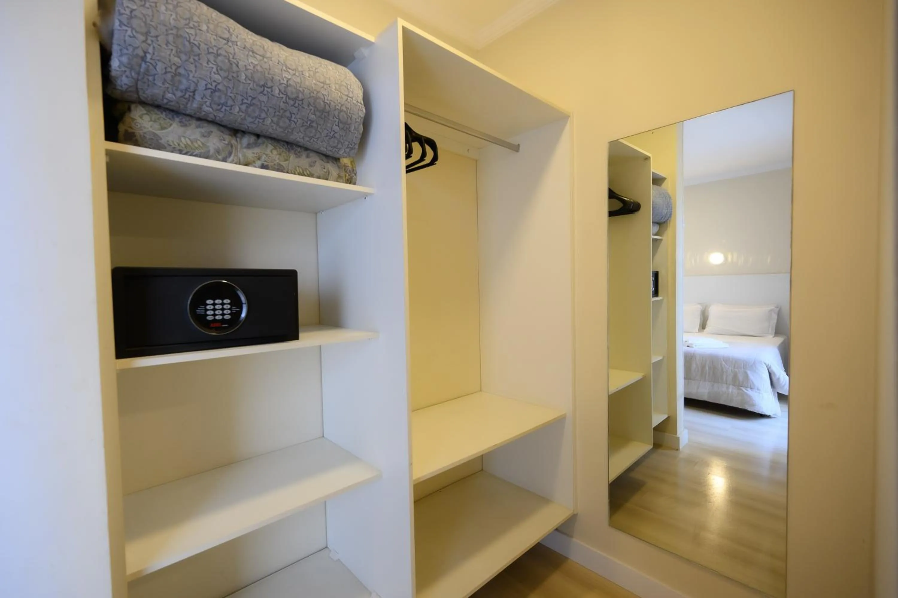 Bed in Colonial Flat Hotel