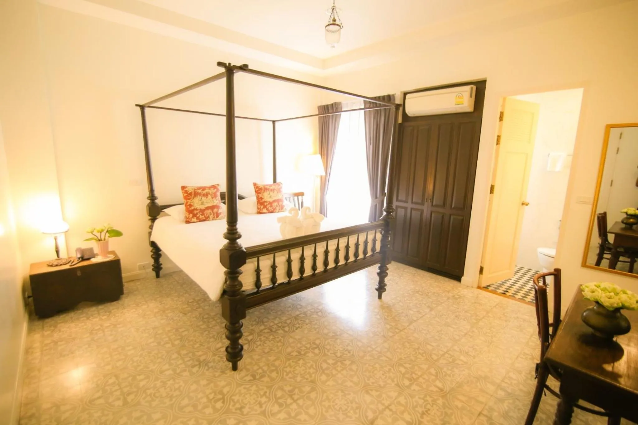 Photo of the whole room, Bed in SSIP Boutique Dhevej Bangkok