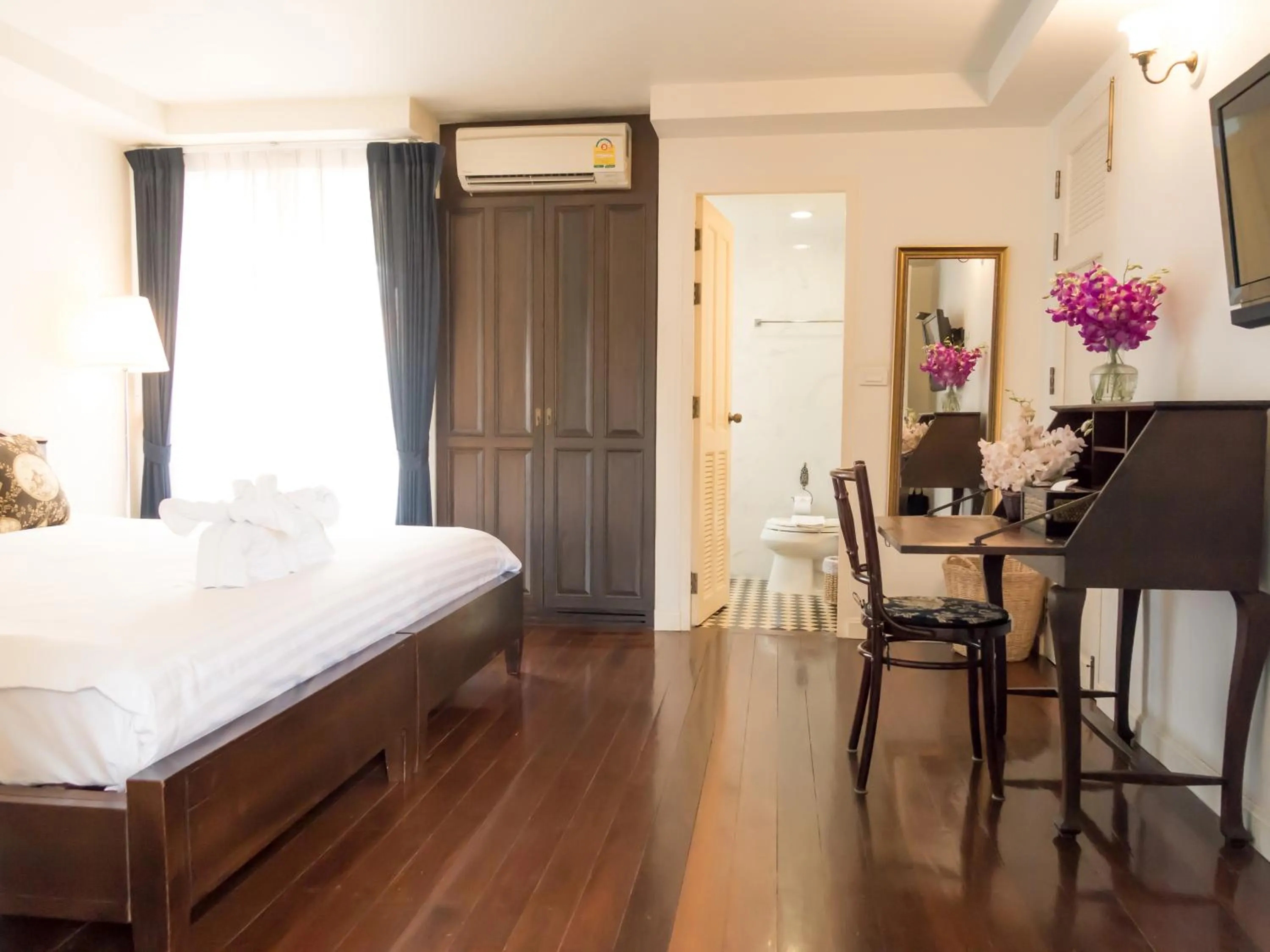 Photo of the whole room, Bed in SSIP Boutique Dhevej Bangkok