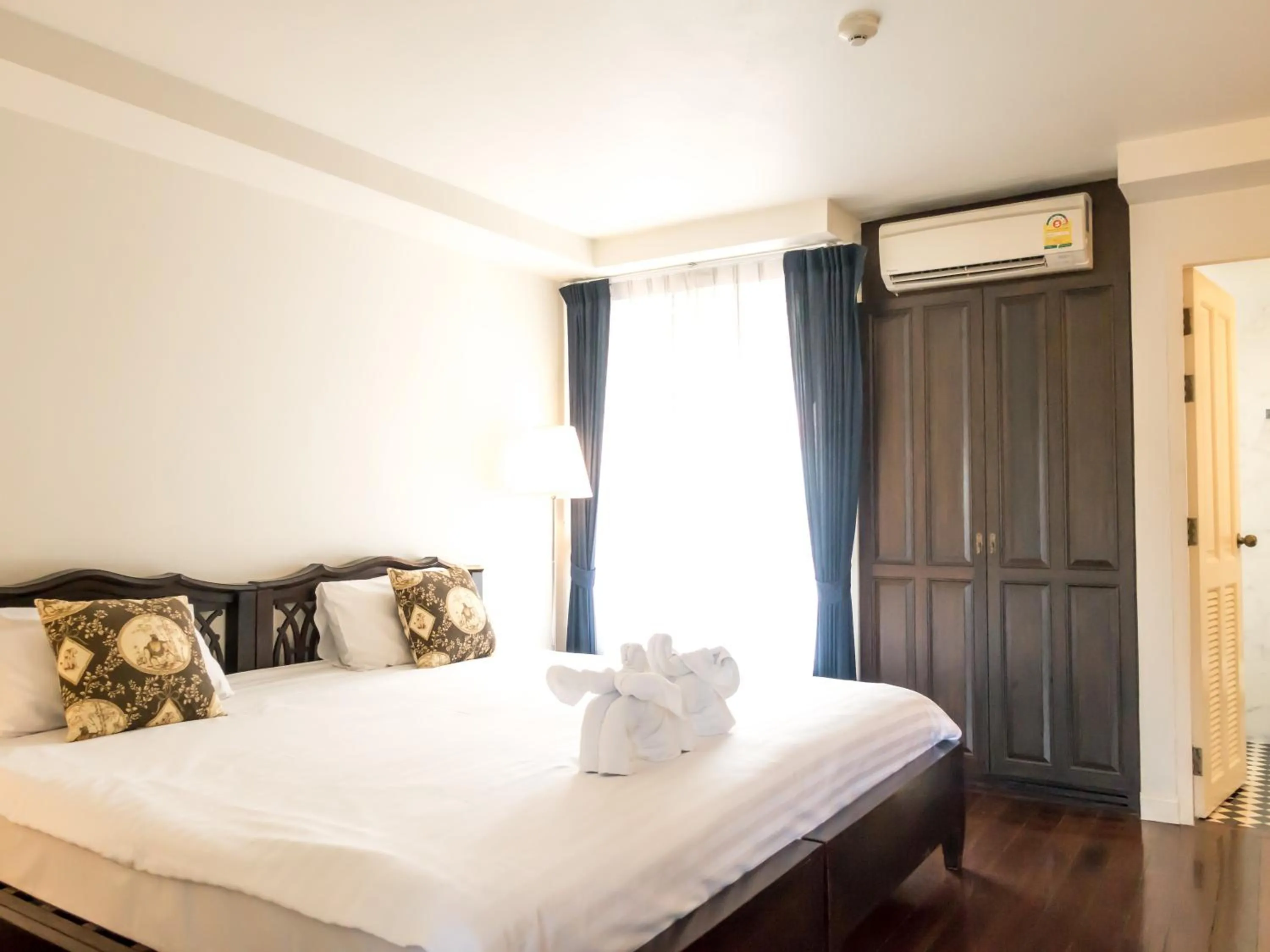 Photo of the whole room, Bed in SSIP Boutique Dhevej Bangkok