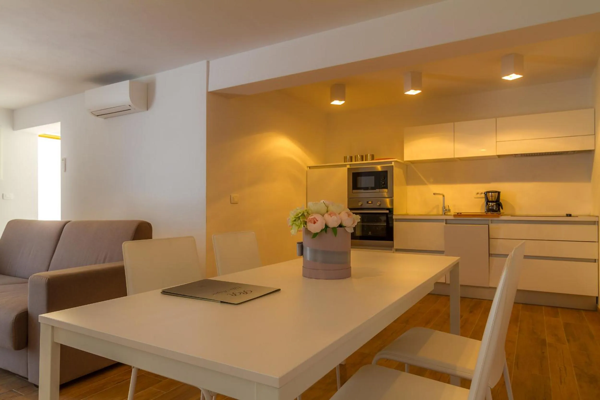 Kitchen or kitchenette in Villa Royal