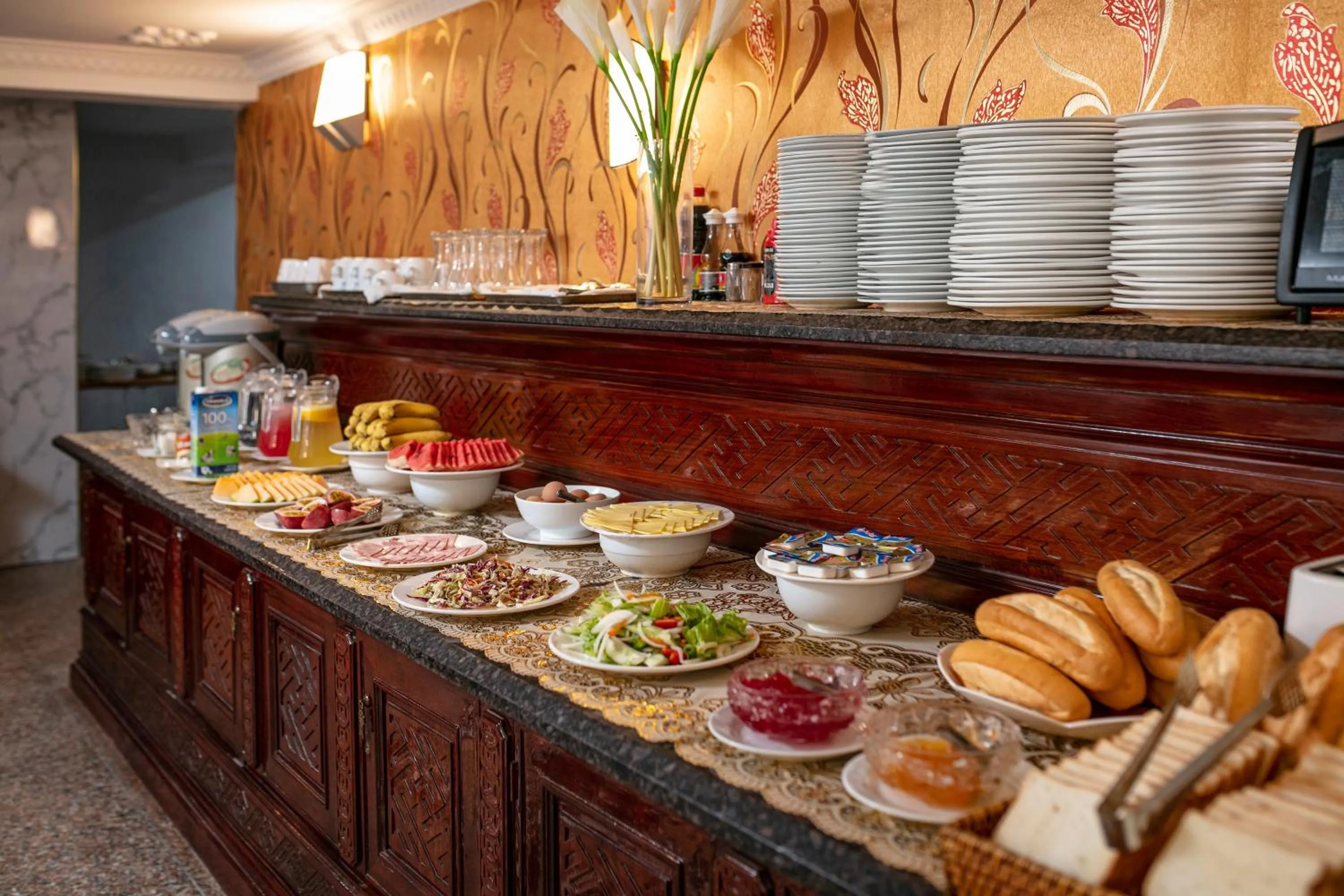 Restaurant/places to eat in Little Diamond Hotel