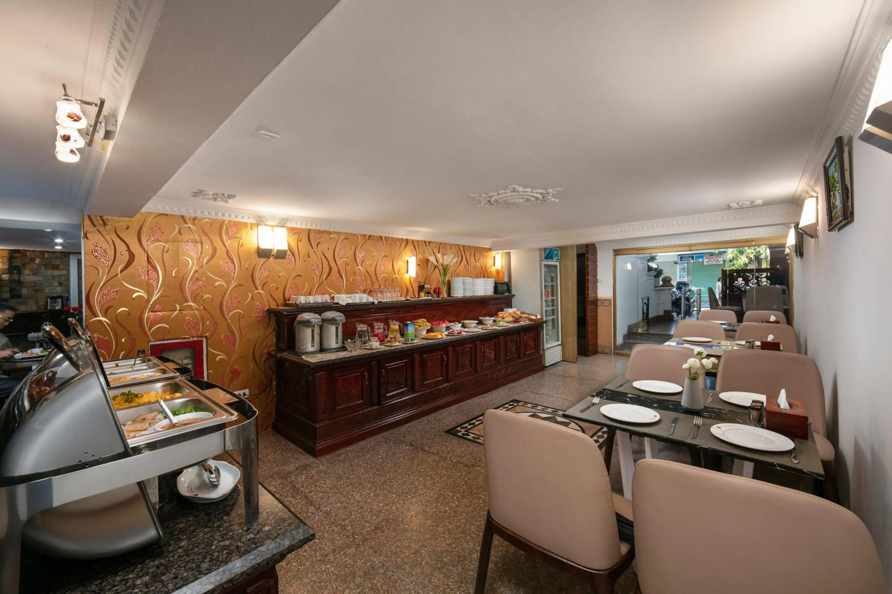 Restaurant/places to eat in Little Diamond Hotel