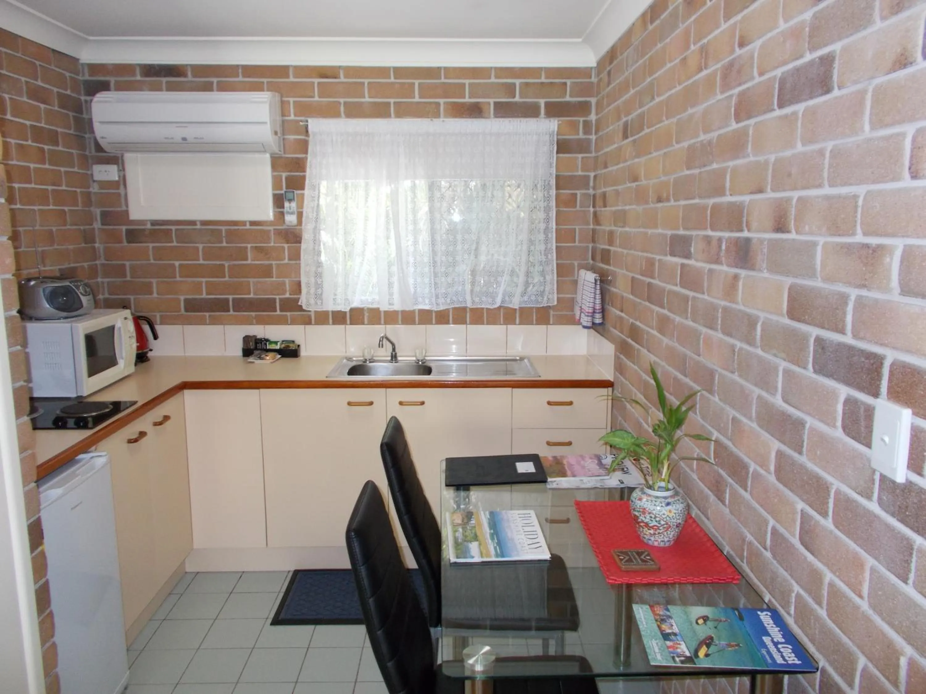 Kitchen or kitchenette in Sunshine Coast Airport Motel