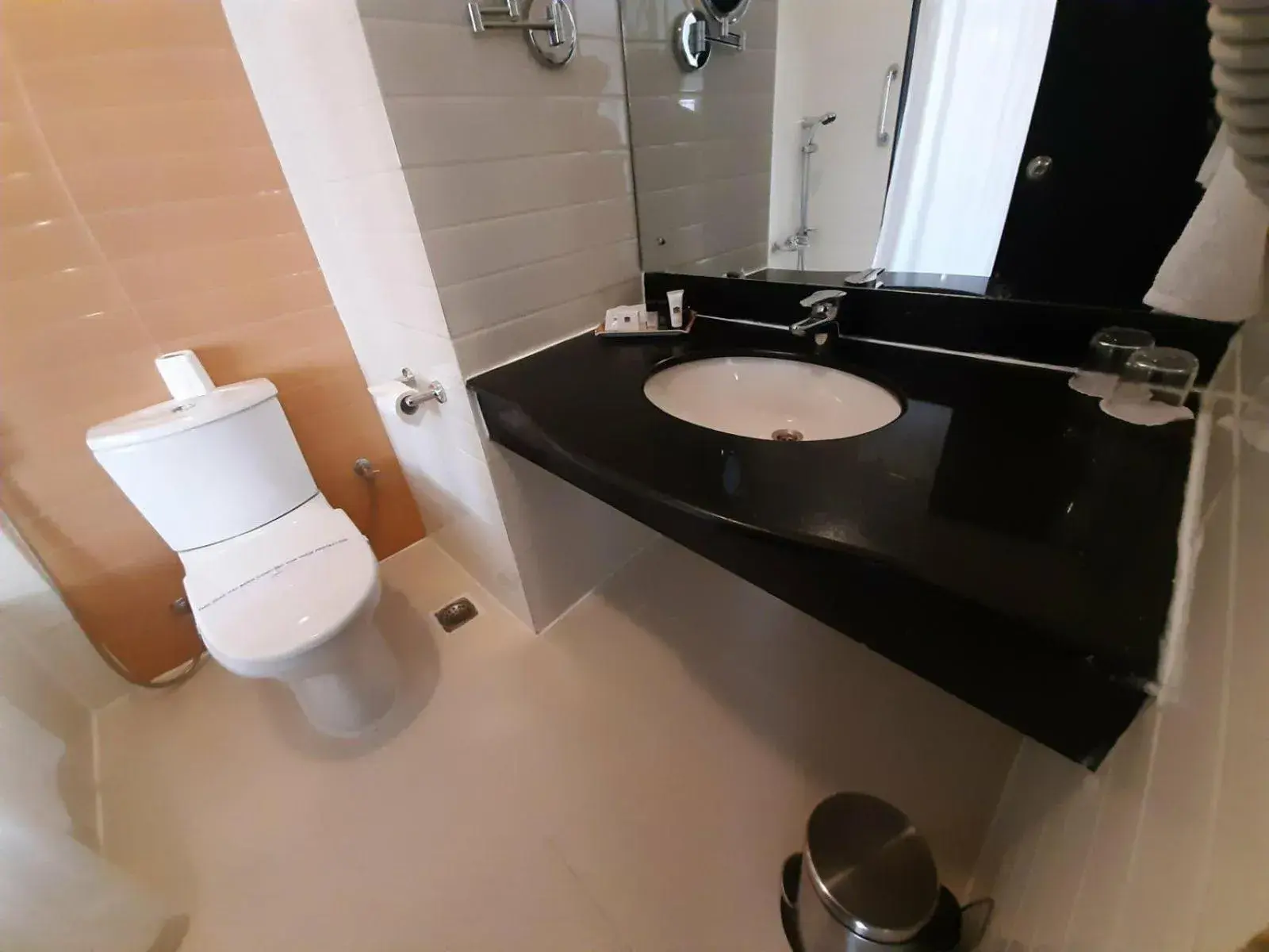 Bathroom in Waterfront Resort by KGH Group Bathroom in Waterfront Resort by KGH Group