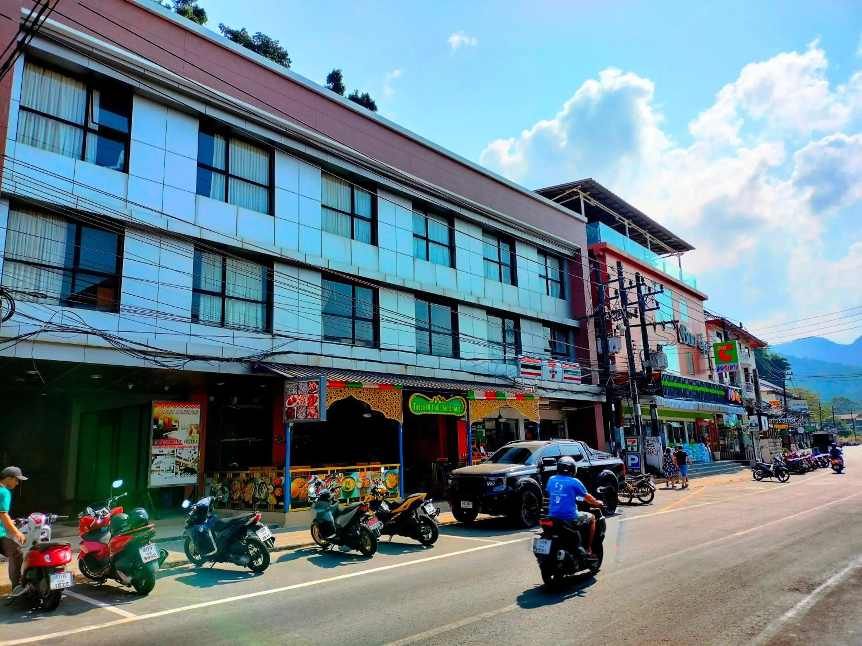 Property building in Baan Saikao Plaza Hotel & Service Apartment Property building in Baan Saikao Plaza Hotel & Service Apartment